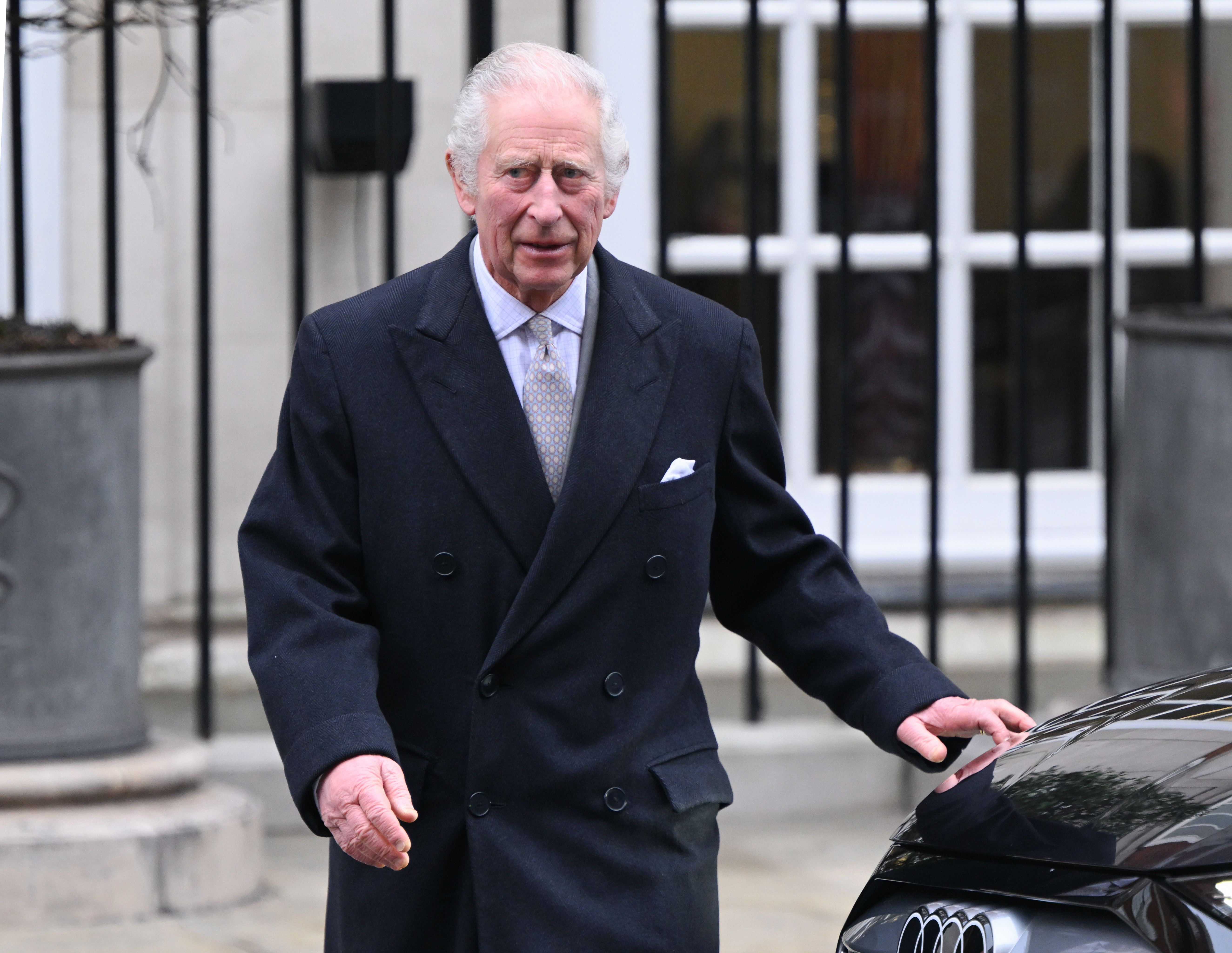 El rey Charles III abandona la London Clinic en Londres, Inglaterra, el 29 de enero de 2024. | Foto: Getty Images