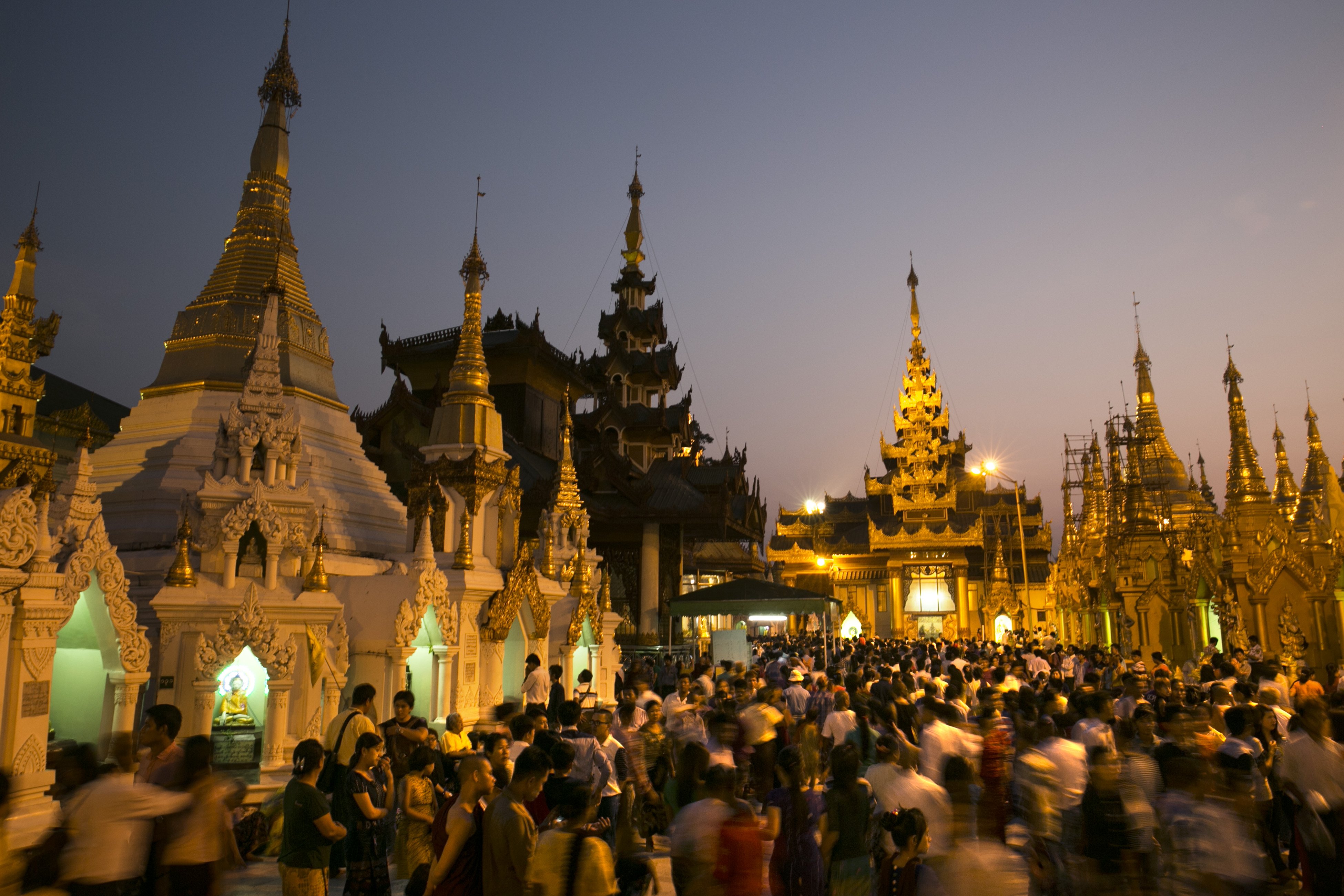 Miles de turistas visitan la pagoda de Shwedagon para celebrar un festival de año nuevo en Myanmar. || Fuente: Getty Images