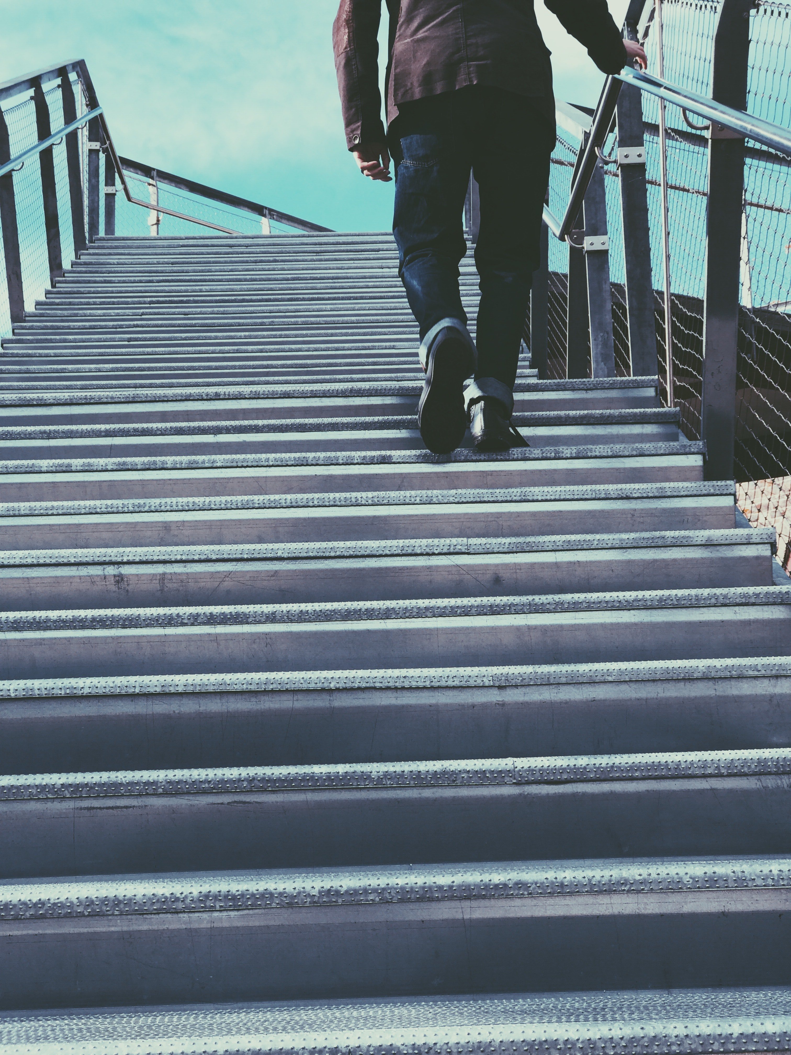 Una persona sube por unas escaleras. | Foto: Pexels