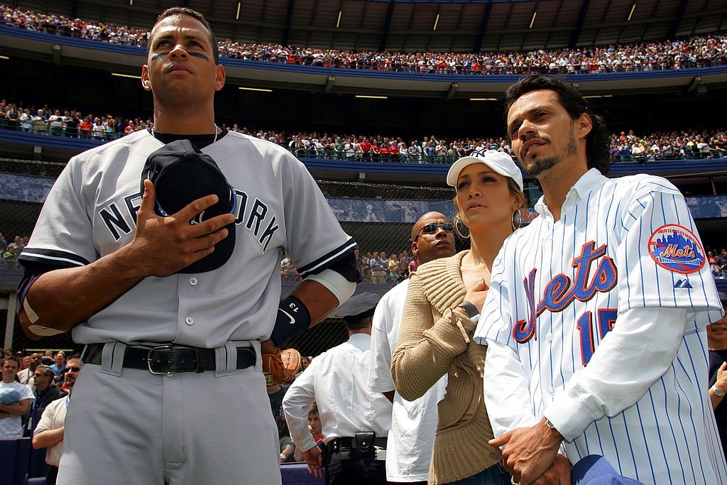 Alex Rodriguez cantando el Himno Nacional junto a Jennifer Lopez y Marc Anthony.| Imagen: Getty Images