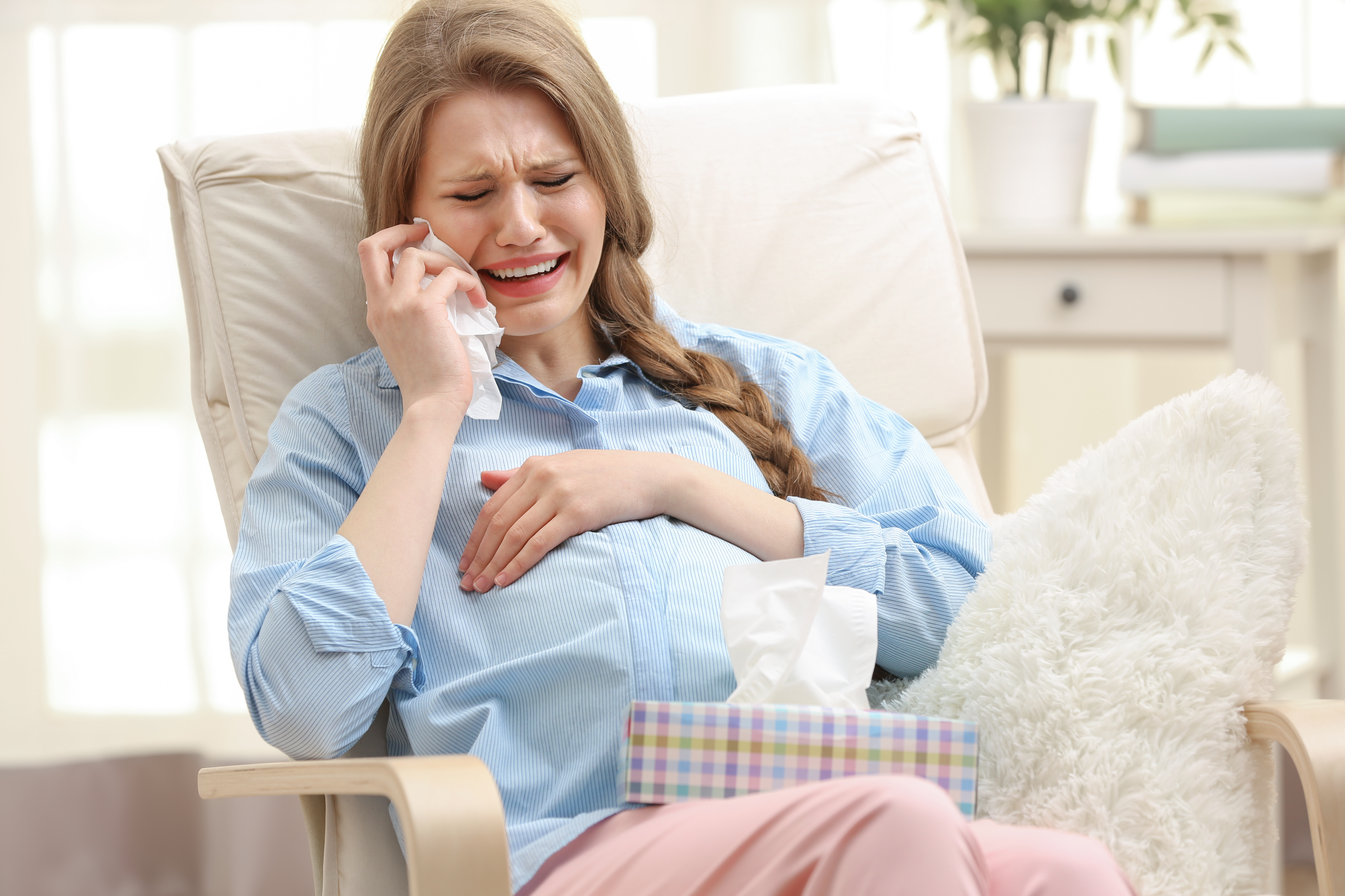 Una mujer embarazada secándose las lágrimas | Foto: Shutterstock