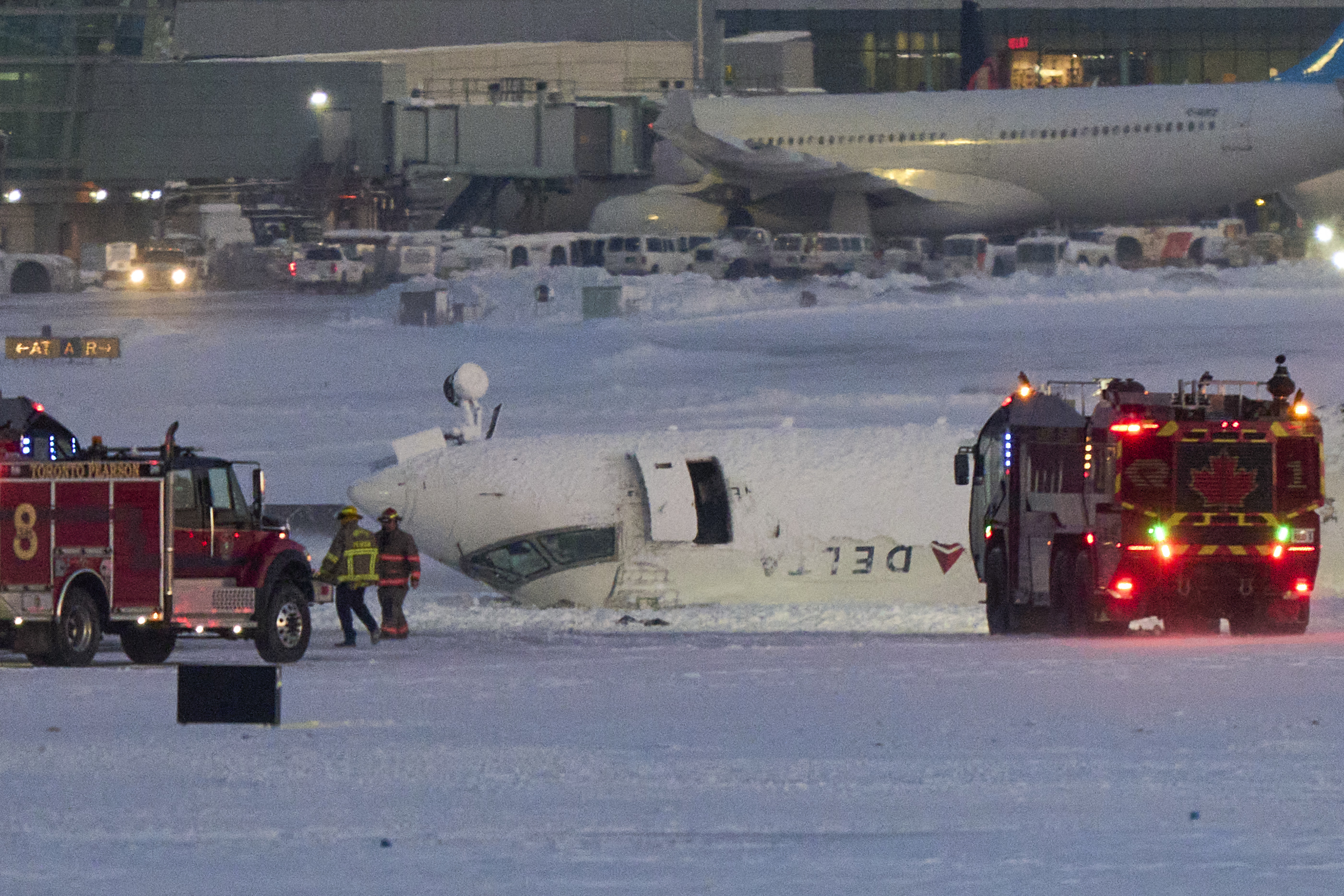 Un avión de Delta airlines sentado en su techo tras estrellarse al aterrizar en el aeropuerto Toronto Pearson de Toronto, Ontario, el 17 de febrero de 2025 | Fuente: Getty Images