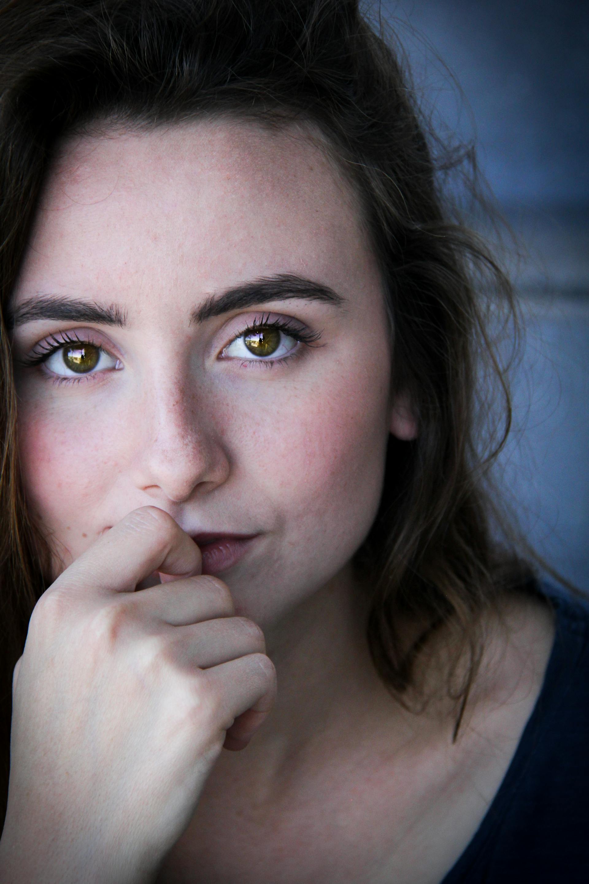 Una mujer mirando fijamente a alguien | Fuente: Pexels