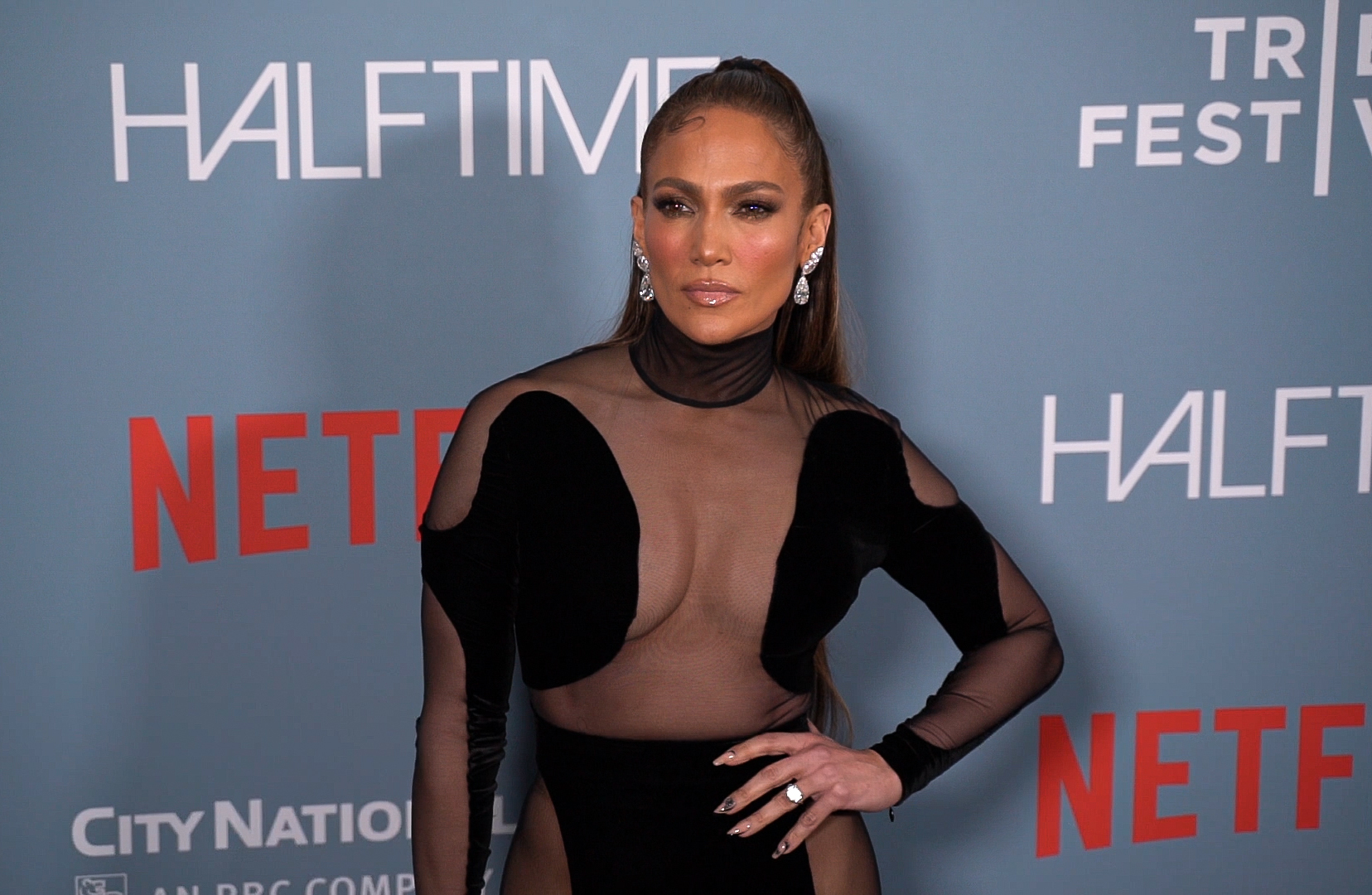 Jennifer Lopez, luce su anillo de compromiso mientras asiste al estreno de "Halftime" durante la noche de apertura del Festival de Cine de Tribeca en Nueva York, el 8 de junio de 2022 | Fuente: Getty Images