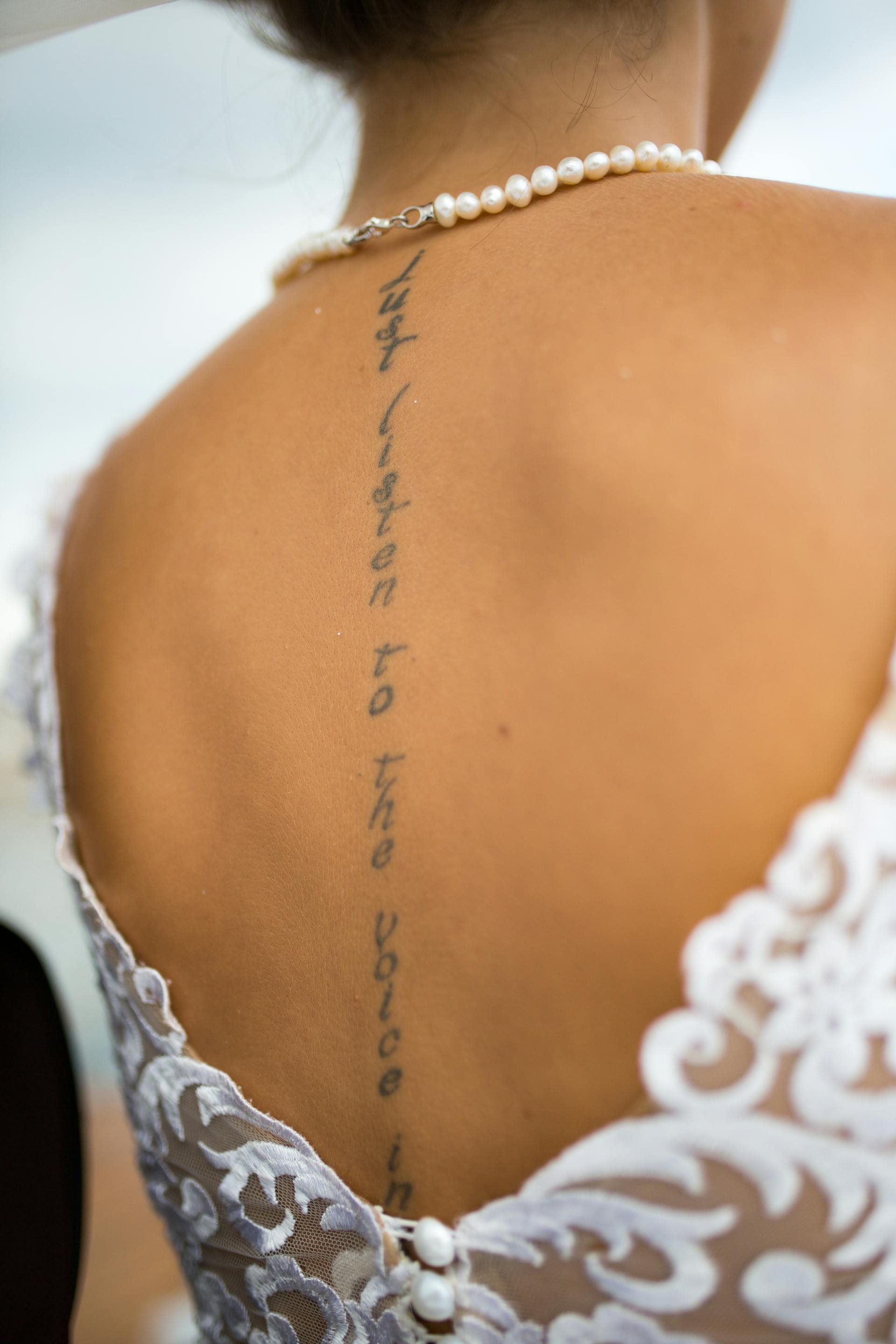Espalda de una novia | Foto: Pexels