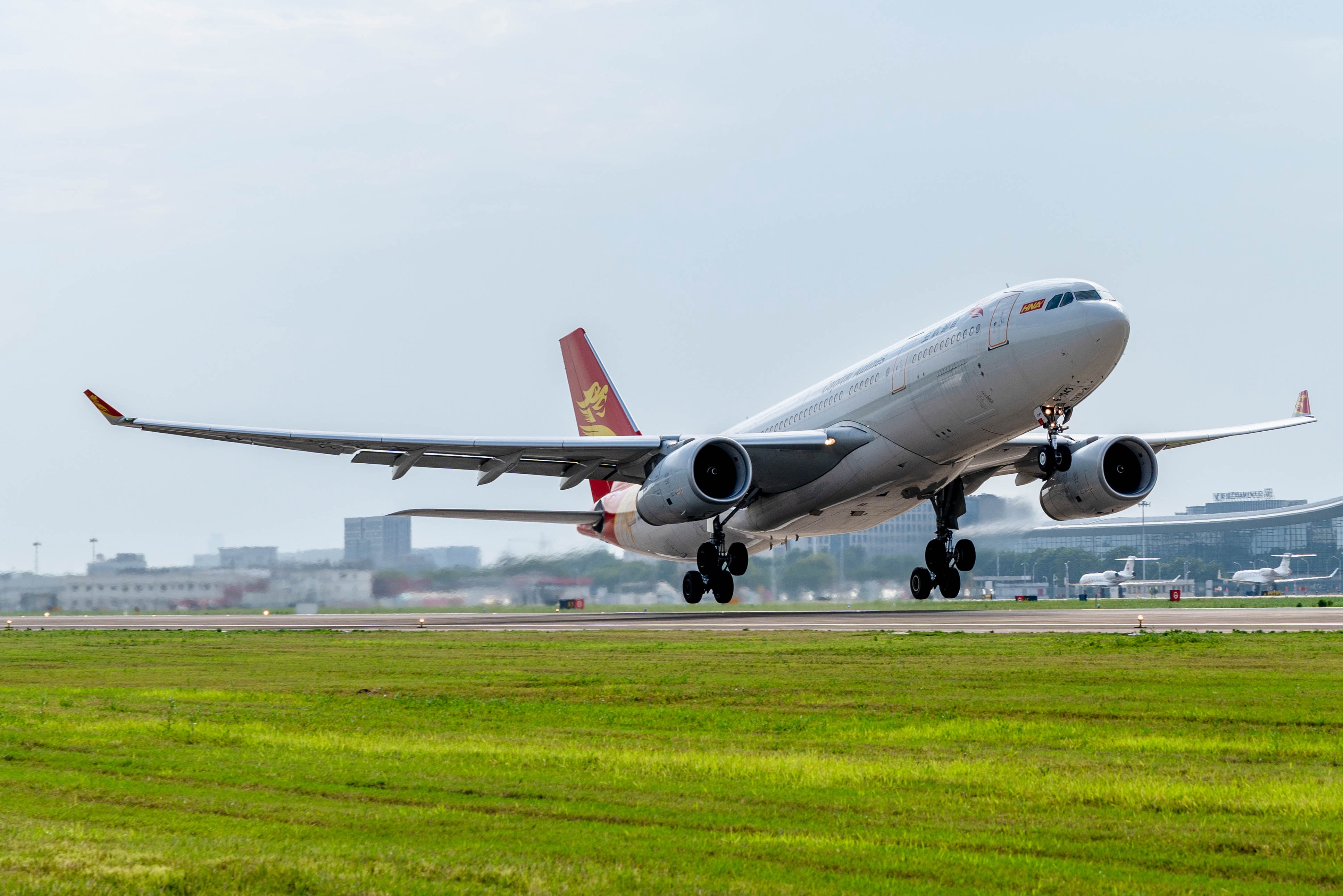 El Airbus A350-200 del vuelo JD385 de Capital Airlines despegando del Aeropuerto Internacional de Hangzhou Xiaoshan el 16 de junio de 2024 | Fuente: Getty Images