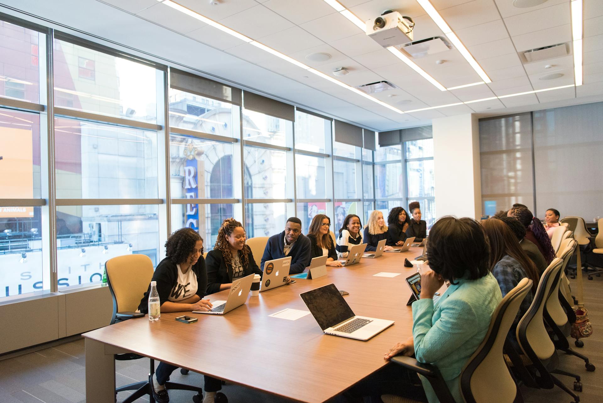 Personas sentadas en una mesa de conferencias | Fuente: Pexels