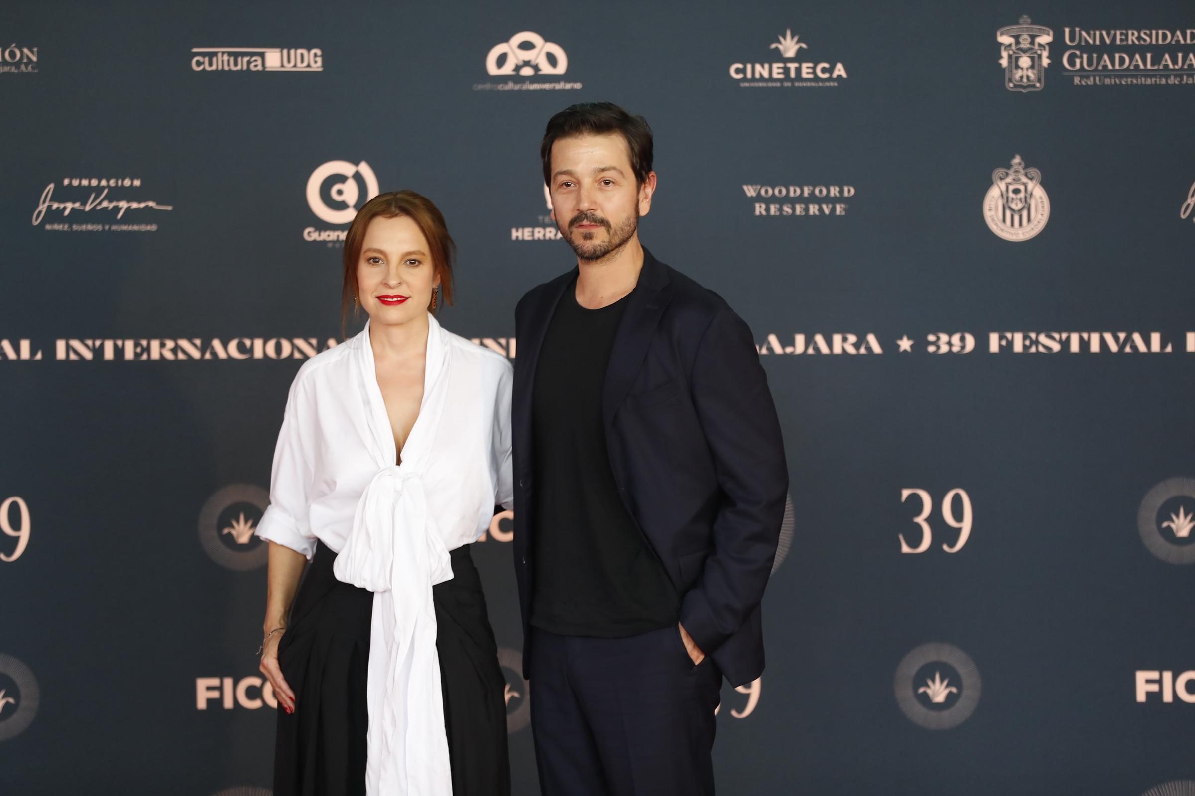 Marina de Tavira y Diego Luna posan para la foto, durante la Alfombra Roja de clausura del Festival Internacional de Cine de Guadalajara 2024 - FICG 39 en Cineteca el 15 de junio de 2024 en Guadalajara, México. | Fuente: Getty Images.