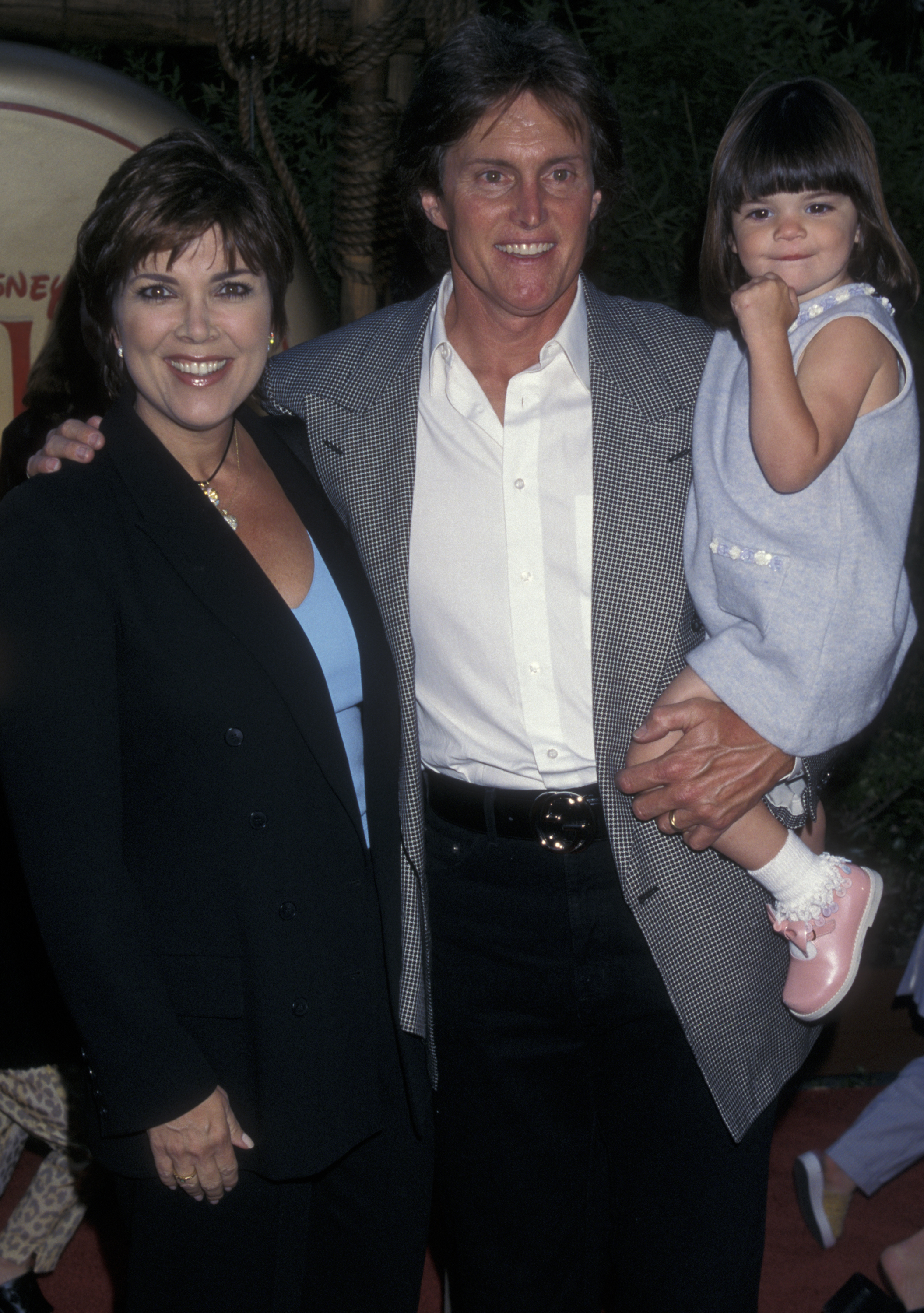 Kris Jenner posa con Bruce Jenner y su hija Kendall en una proyección de Mulan en el Hollywood Bowl en Hollywood, California, el 5 de junio de 1998. | Fuente: Getty Images