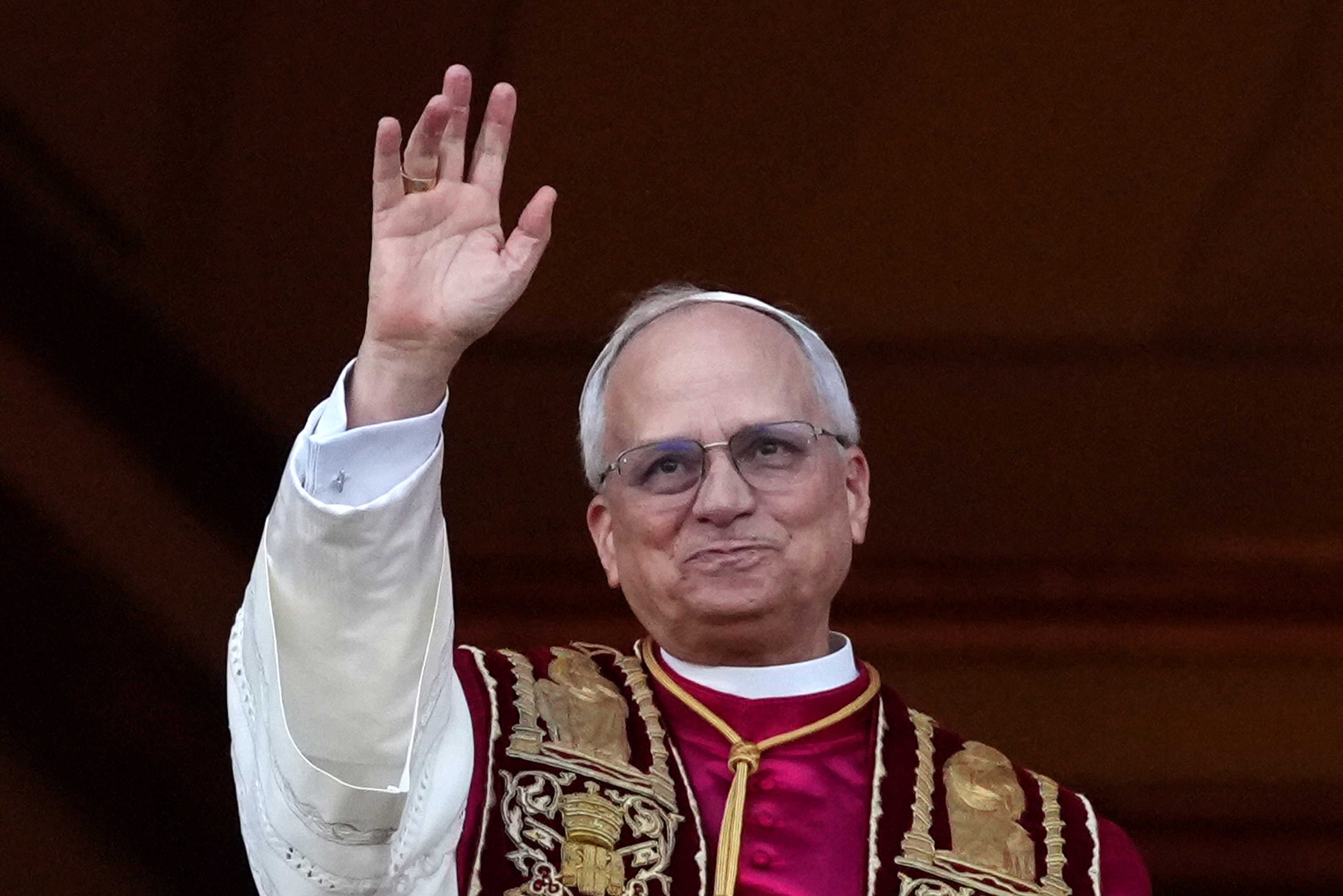 El papa León saludando desde el balcón del Vaticano, en la Ciudad del Vaticano, el 8 de mayo de 2025. | Fuente: Getty Images