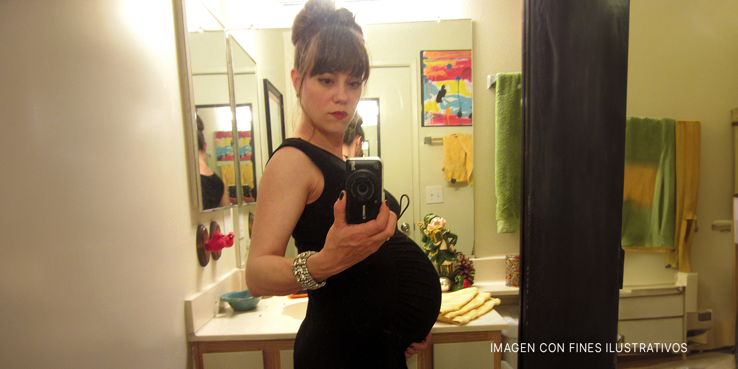 Una mujer embarazada tomándose un selfie | Foto: Flickr.com/Pretty Poo Eater (CC BY-SA 2.0)