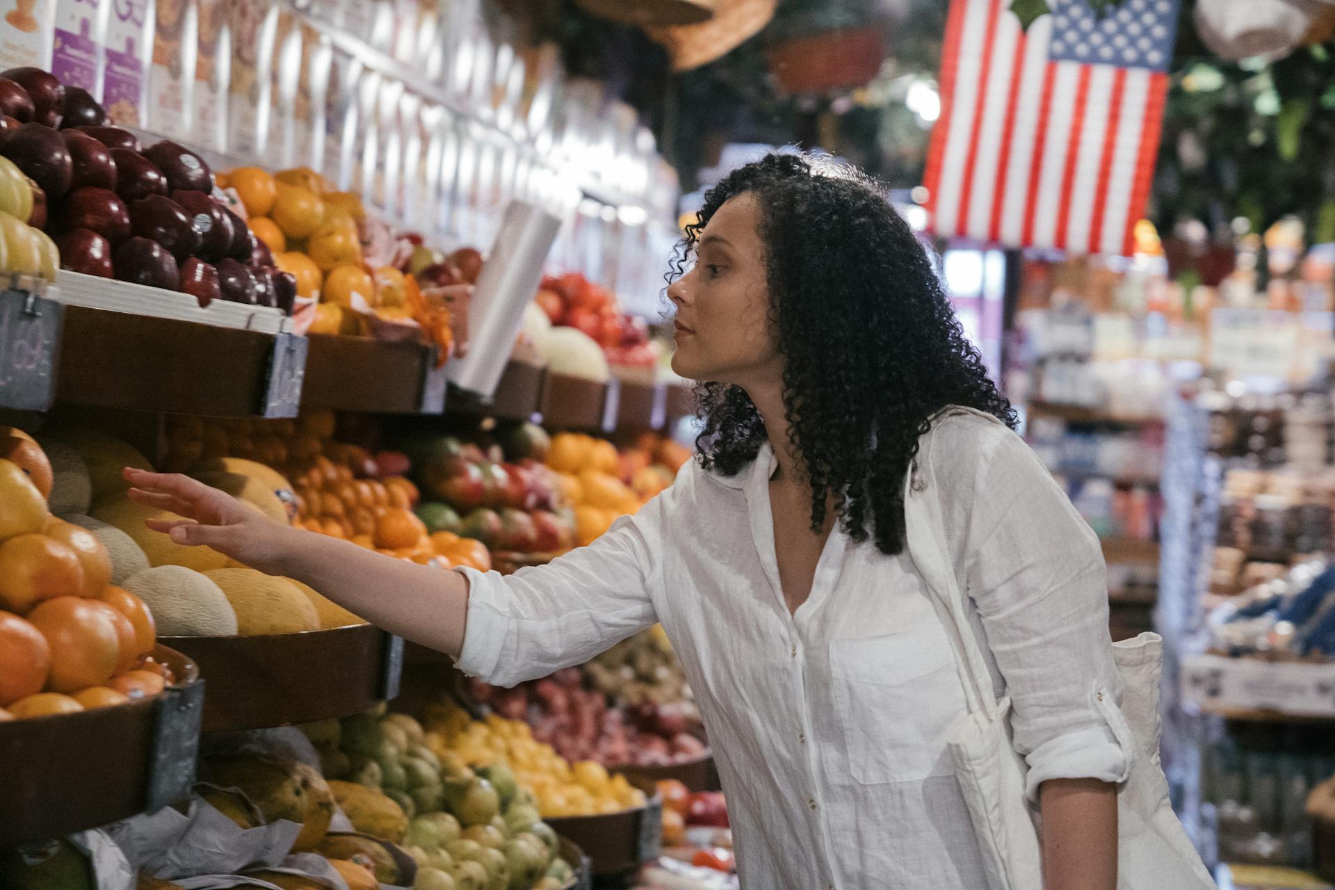 Una mujer en un supermercado | Fuente: Pexels