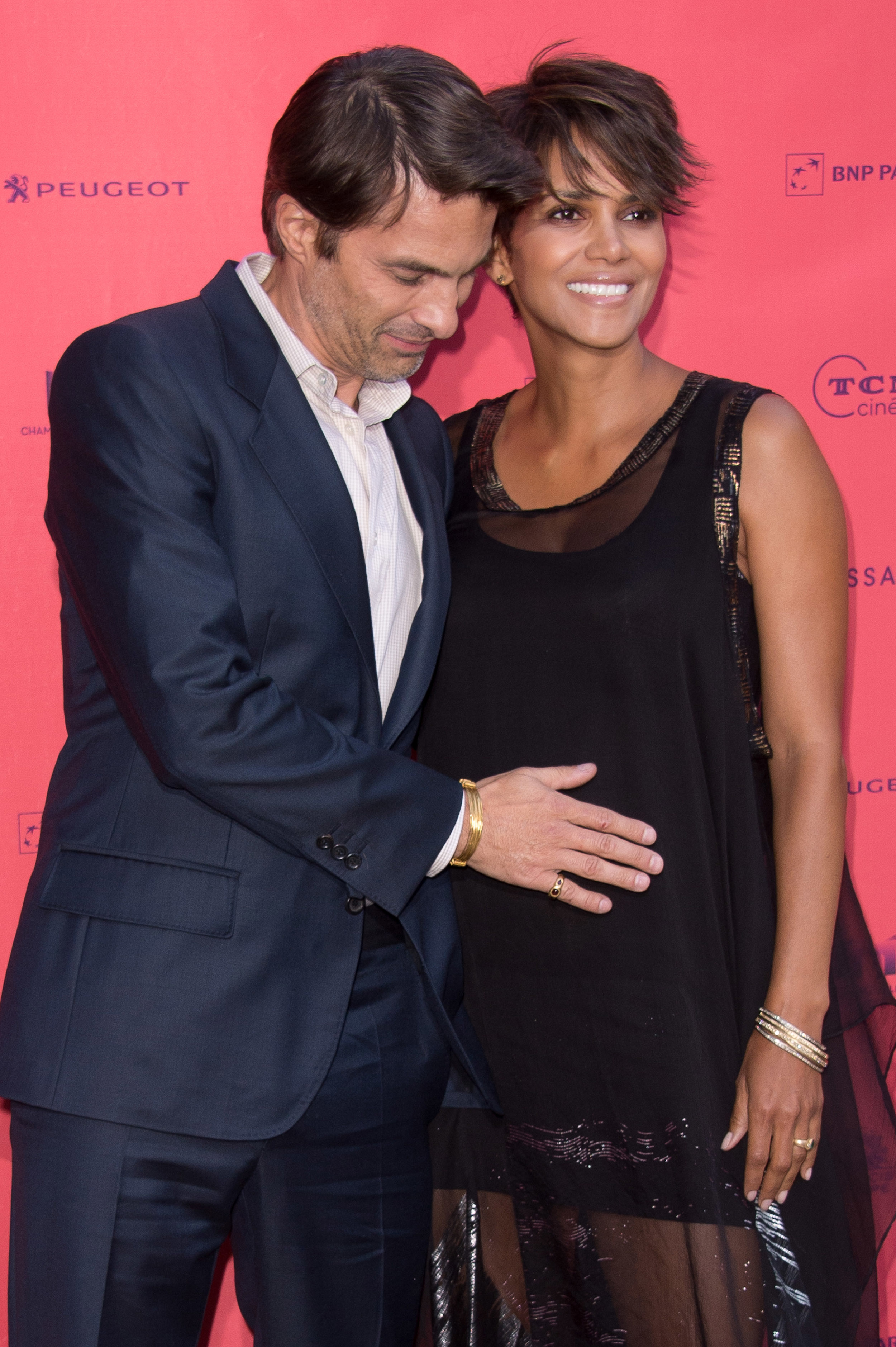 Olivier Martinez y Halle Berry en la alfombra roja de "Toiles Enchantees" durante el Festival de Cine de los Campos Elíseos 2013 en París, Francia | Fuente: Getty Images