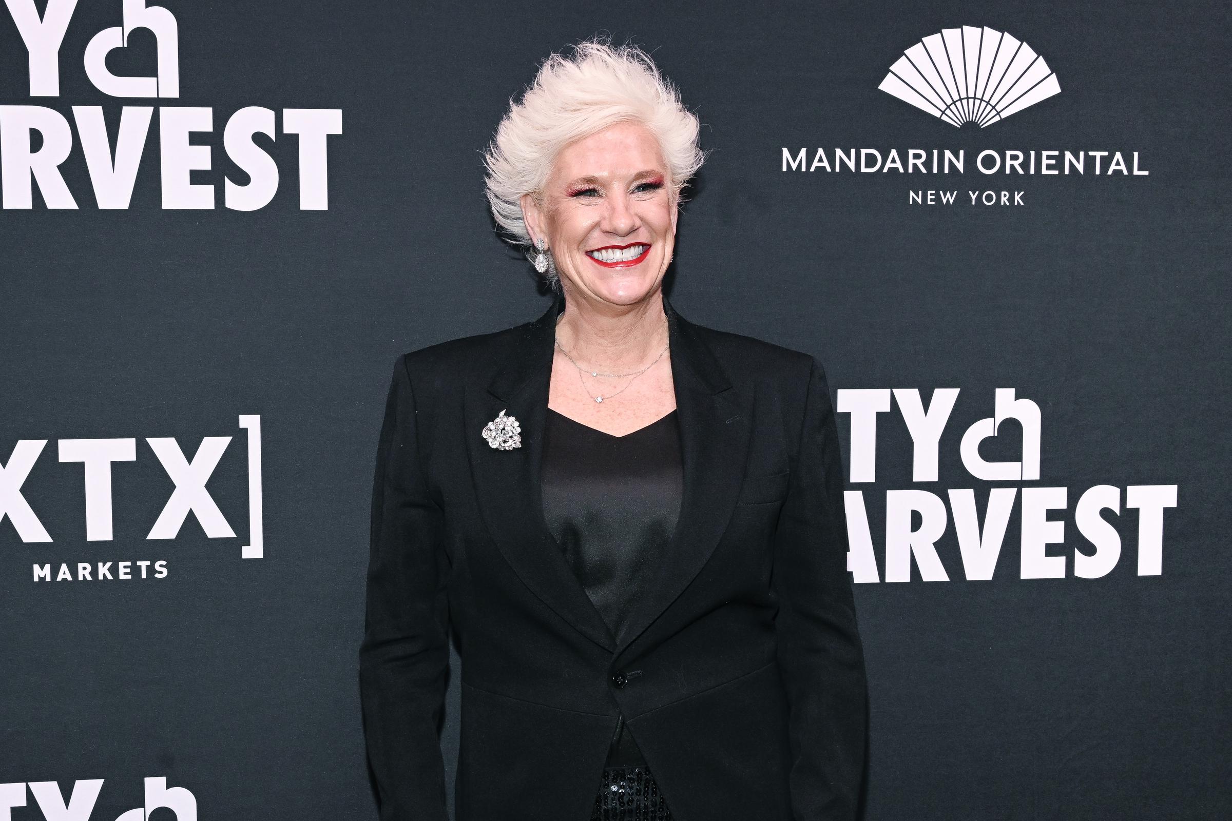 Anne Burrell posa para una foto durante la Gala 2025 de City Harvest: Carnaval en Cipriani 42nd Street el 22 de abril de 2025, en Nueva York. | Fuente: Getty Images