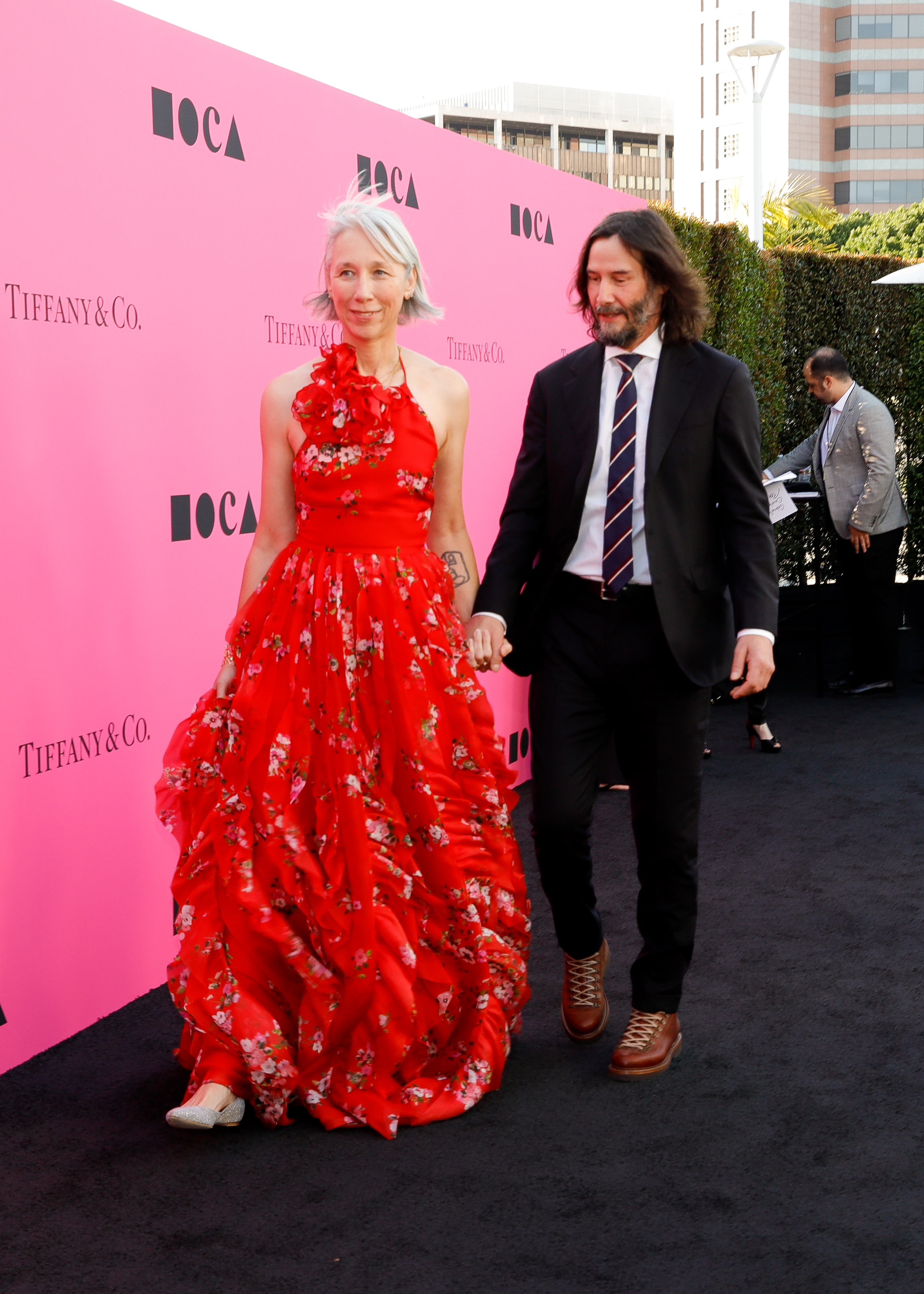 Alexandra Grant y Keanu Reeves asisten a la Gala MOCA 2023 el 15 de abril de 2023 en Los Ángeles, California. | Foto: Getty Images