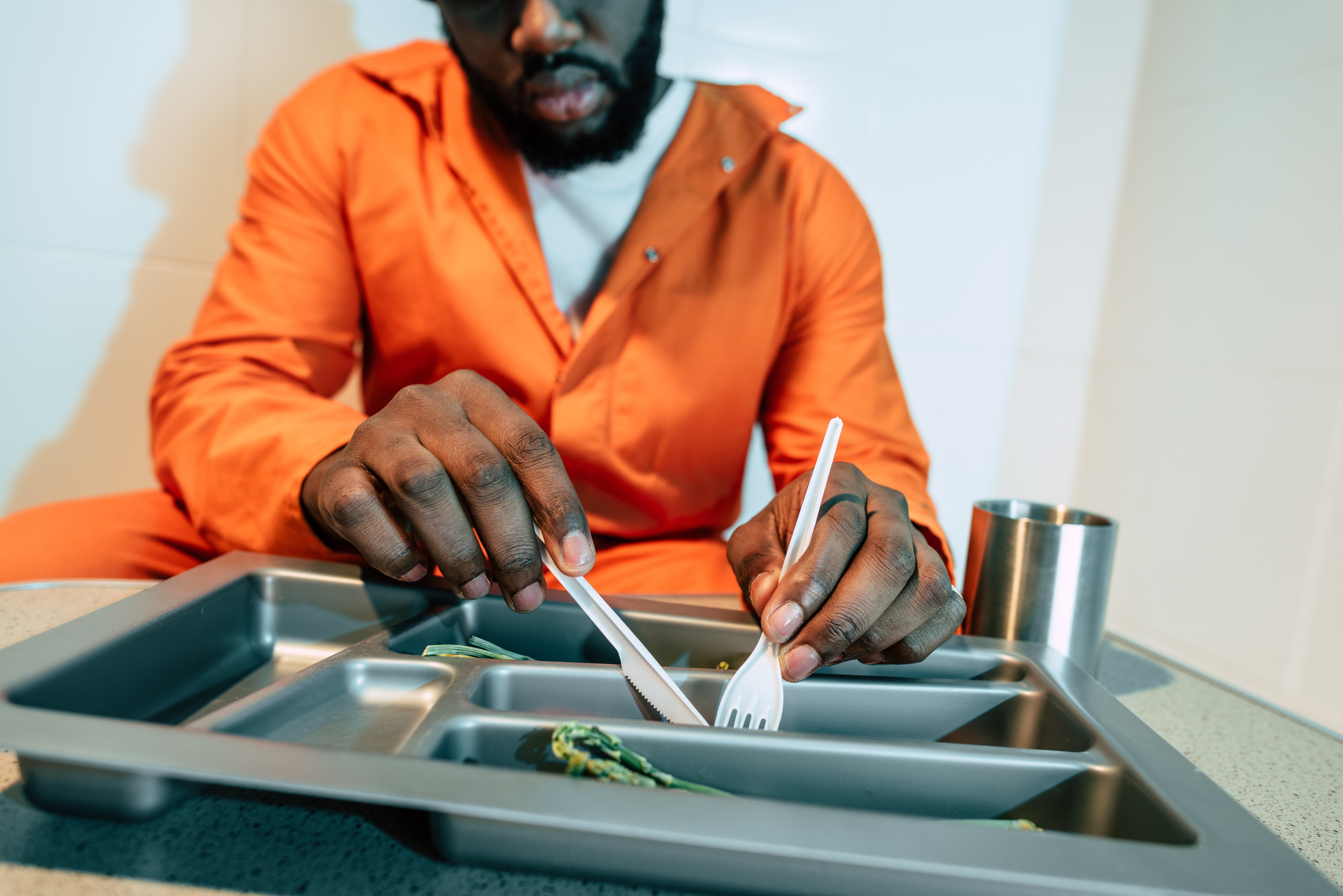Un prisionero come en su celda. | Foto: Shutterstock