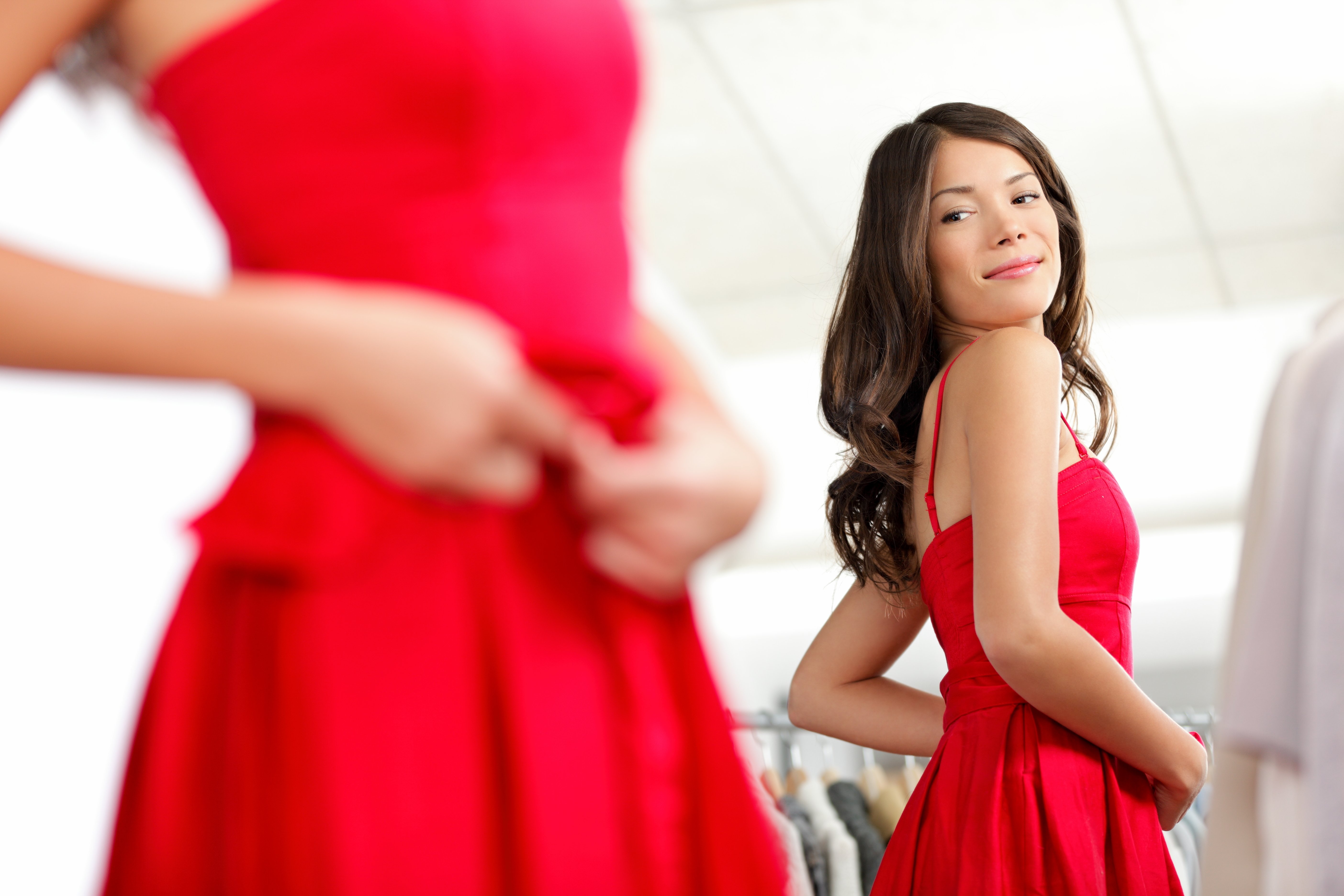 Mujer esbelta probándose vestido. | Foto: Shutterstock