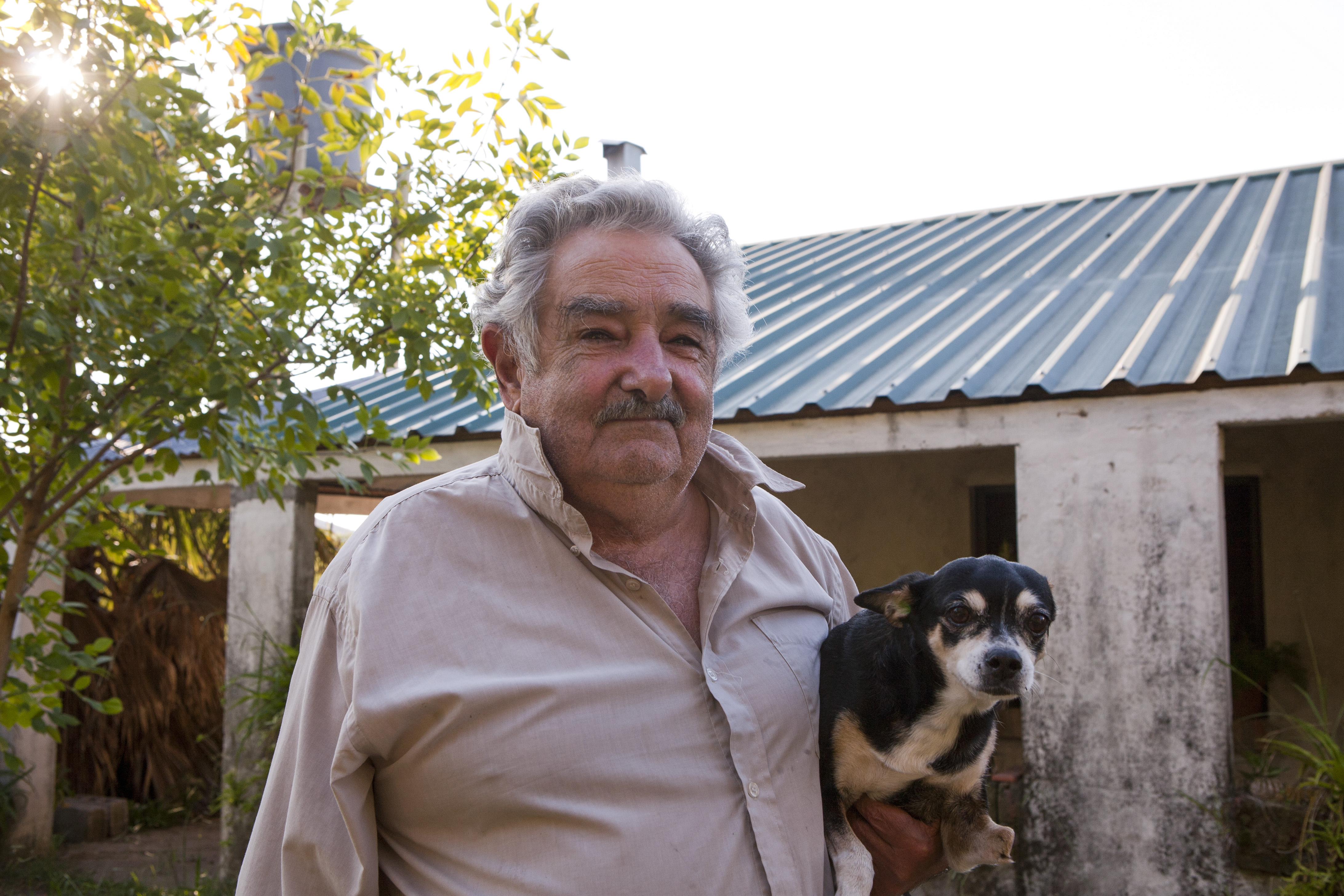 El presidente de Uruguay, José Mujica, juega con su perro en su finca el 13 de abril de 2011 en Montevideo, Uruguay. | Fuente: Getty Images.
