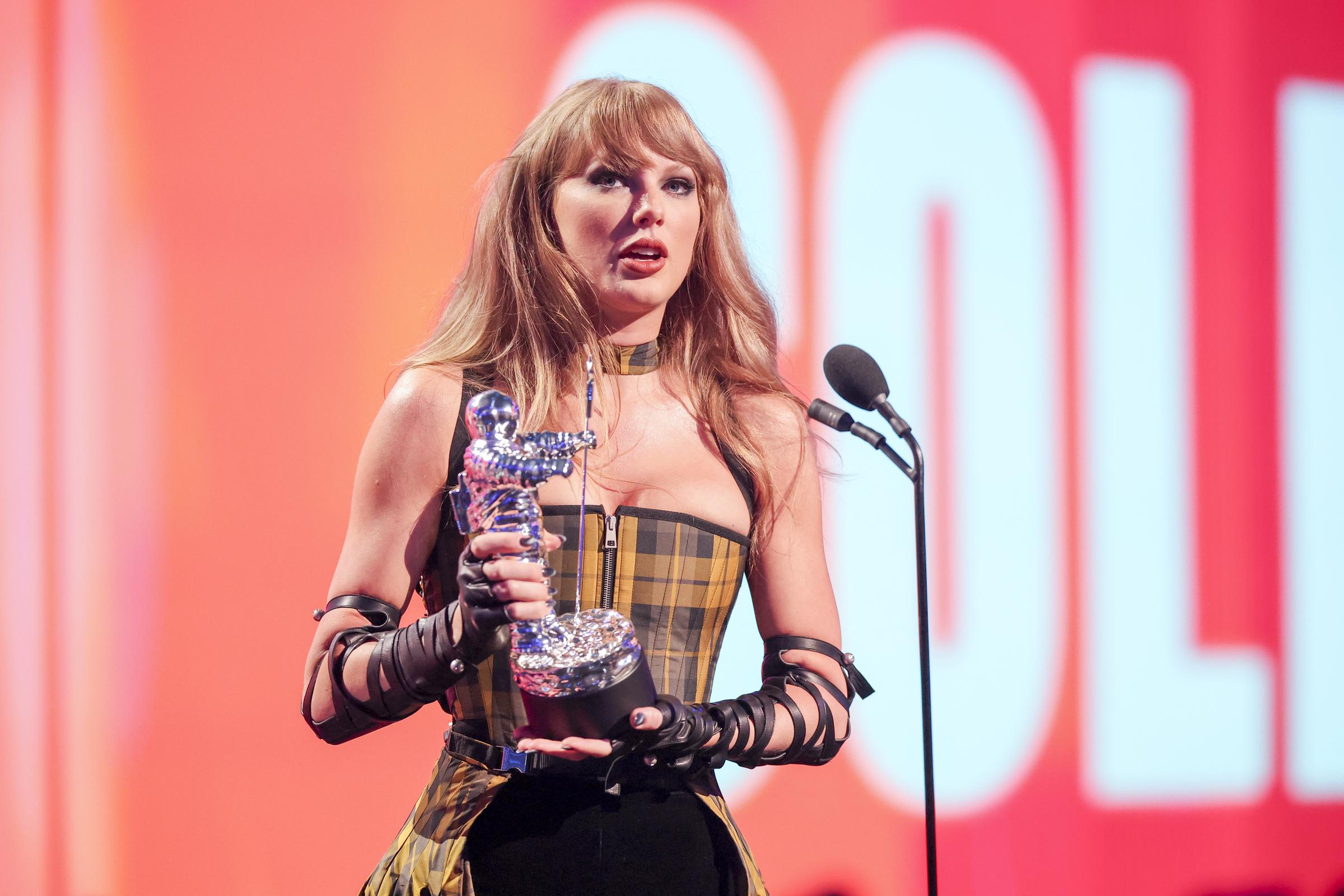 Taylor Swift acepta el premio a la Mejor Colaboración por "Fortnight" en los MTV Video Music Awards 2024 el 11 de septiembre de 2024 | Fuente: Getty Images