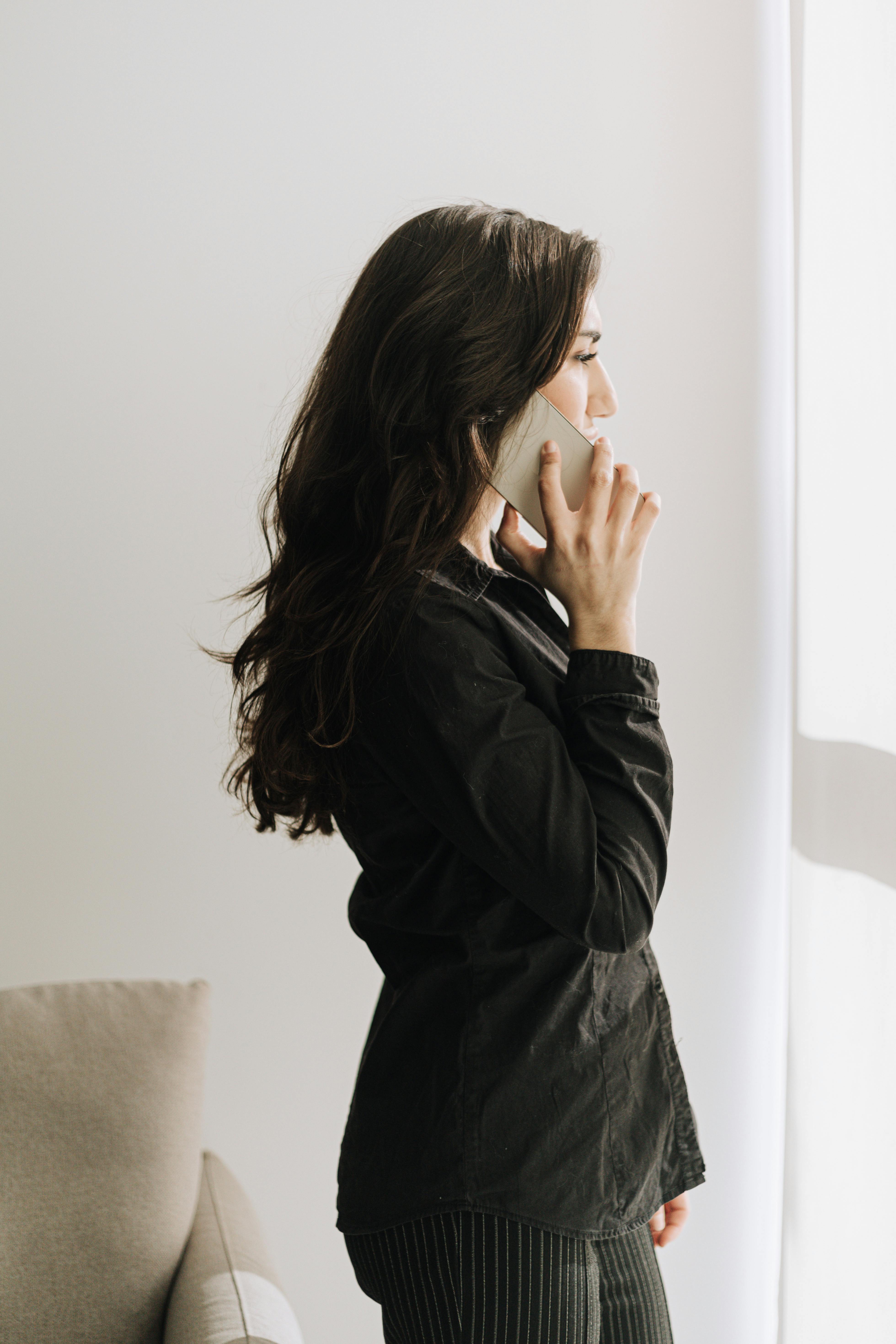 Mujer usando su teléfono | Fuente: Pexels