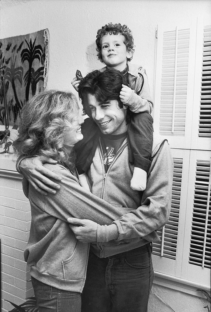 John Travolta con la actriz Diana Hyland y su hijo, Zachary Goodson en 1977. | Foto: Getty Images