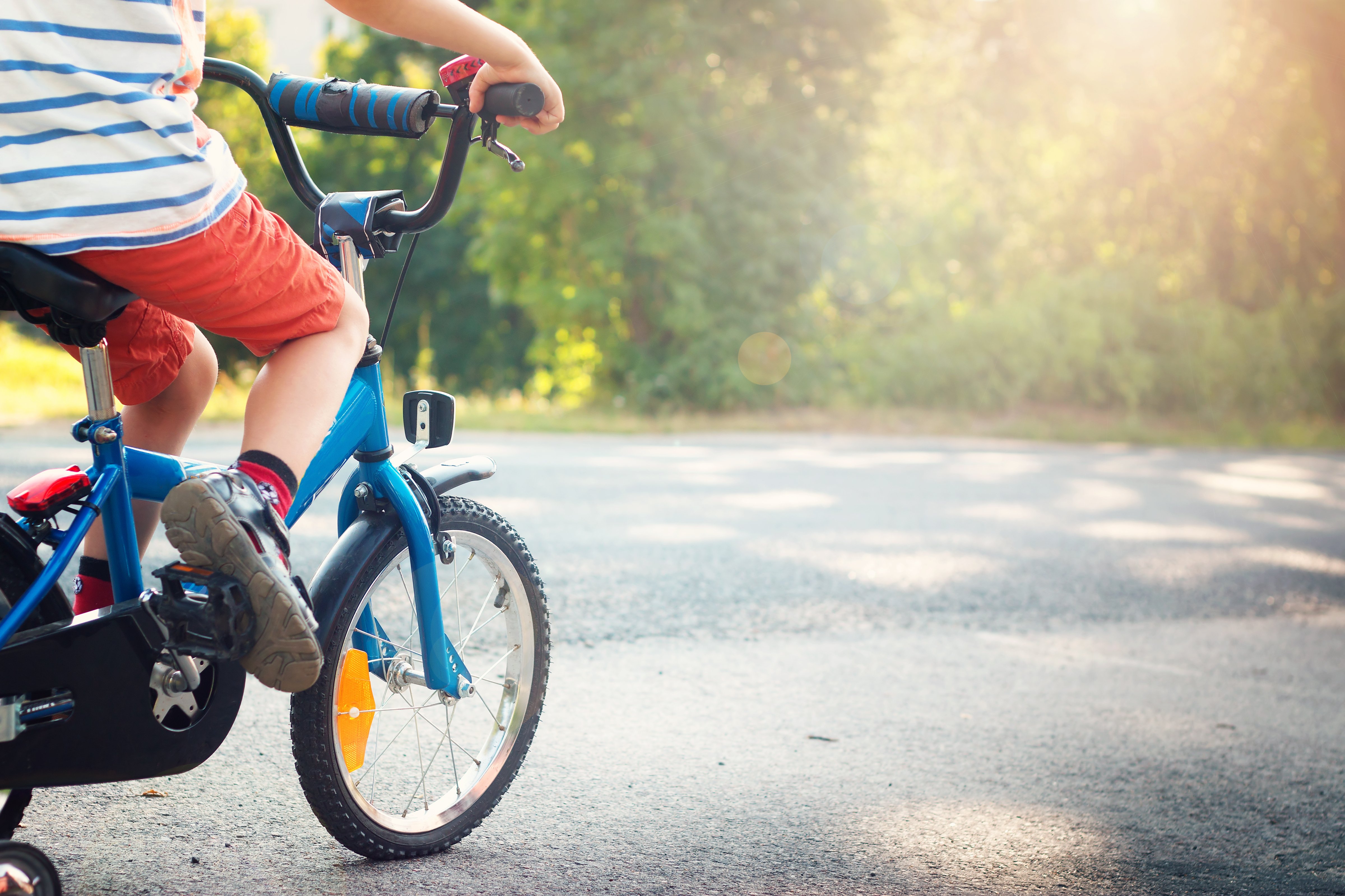 Niño manejando una bici. Fuente: Shutterstock