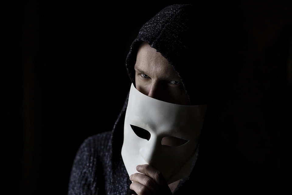 Persona ocultando su rostro. | Foto: Pixabay