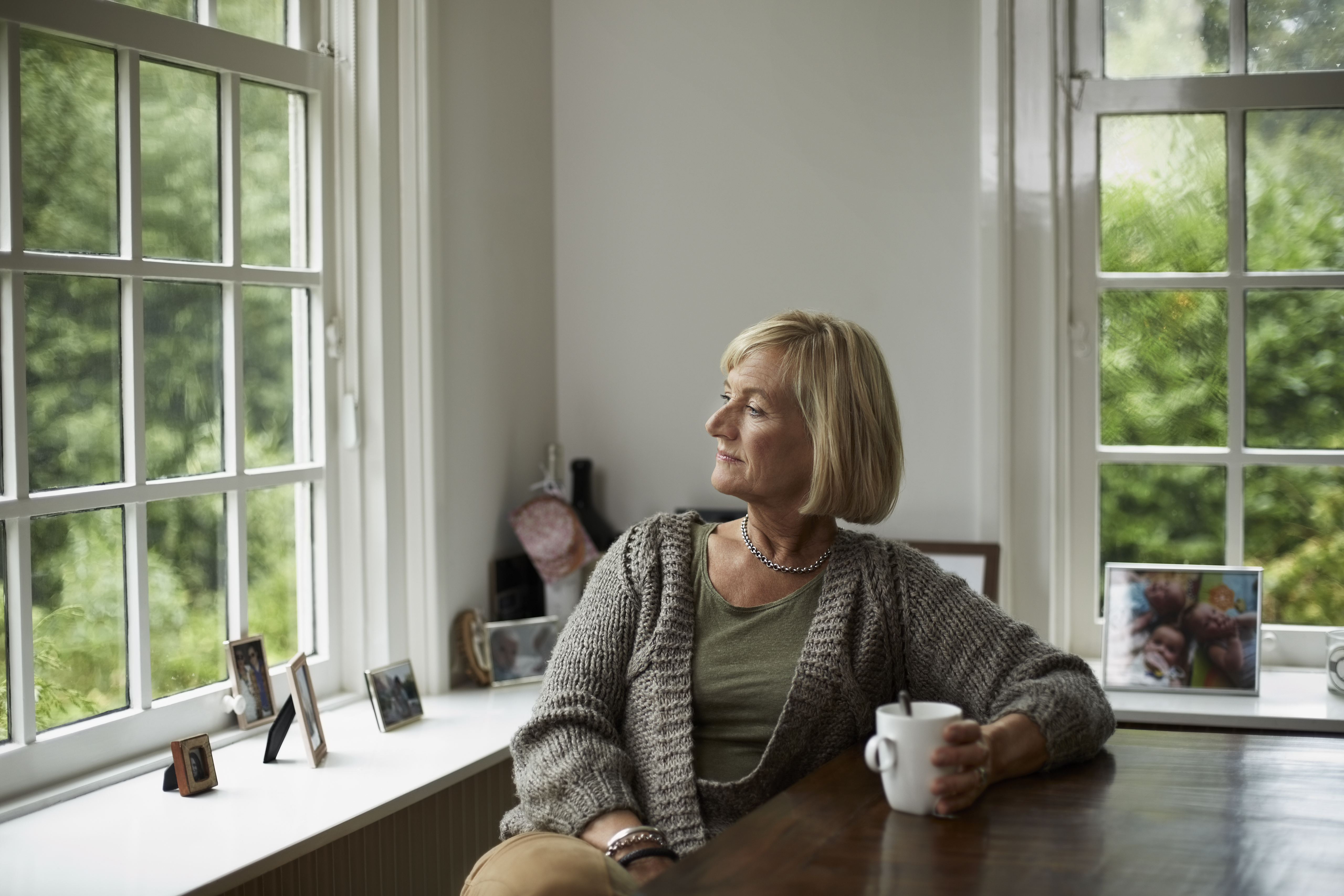 Mujer pensativa tomando un café | Foto: Getty Images