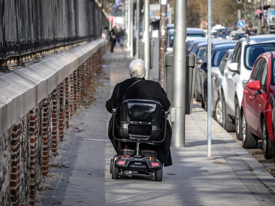 Abuela en silla de ruedas| Foto: Pixabay