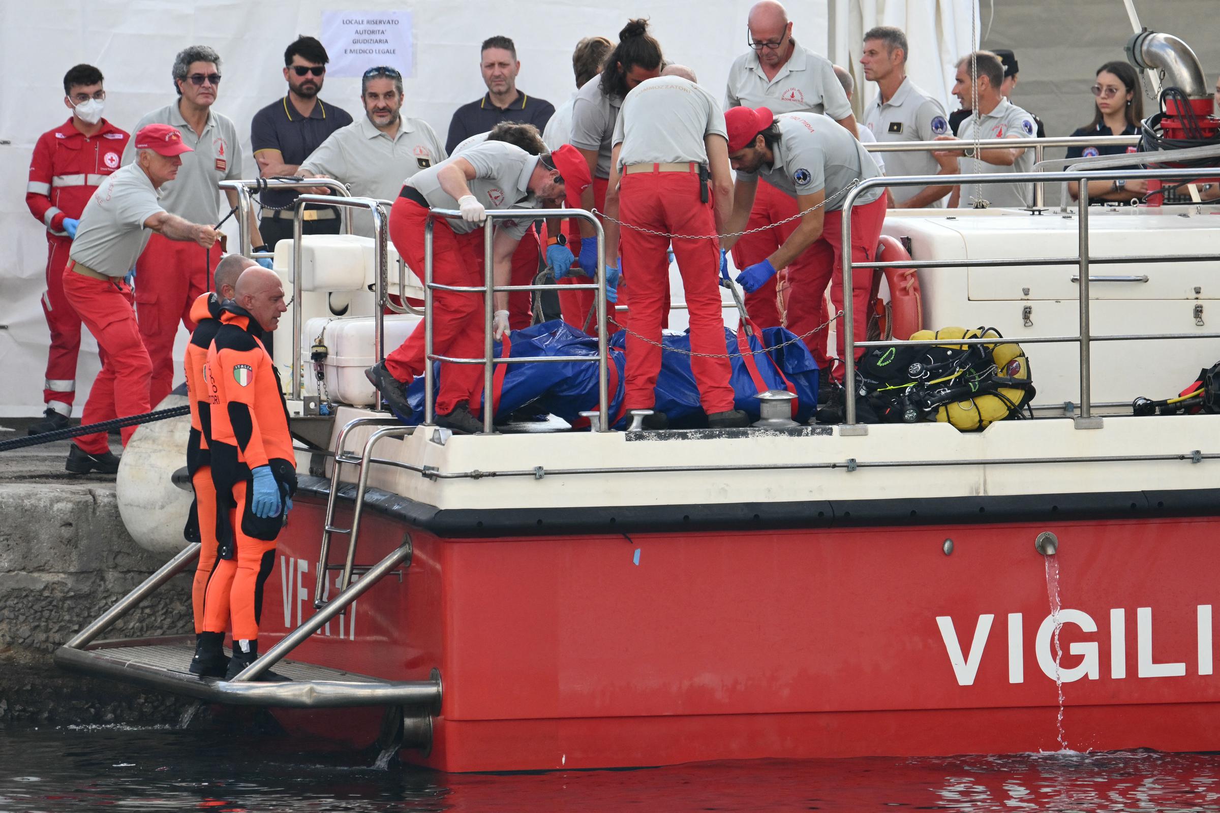 Rescatistas transportan un cuerpo tras el regreso de los buzos en el puerto de Porticello, cerca de Palermo, el 22 de agosto de 2024, tres días después del naufragio del yate de lujo Bayesian, de bandera británica. | Fuente: Getty Images