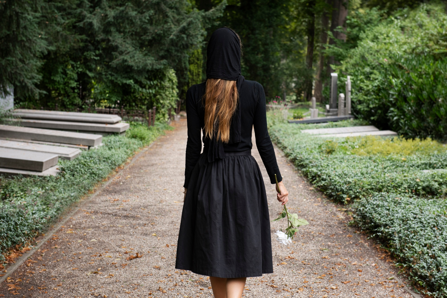 Una donna in un cimitero | Fonte: Freepik