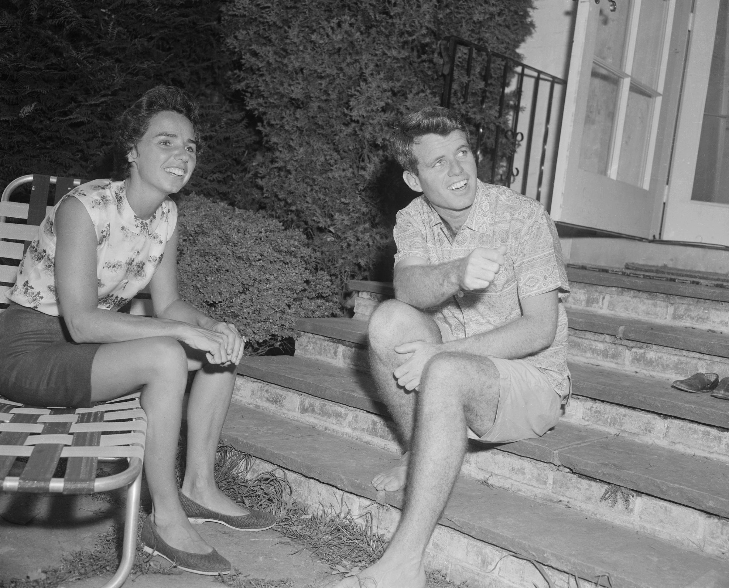 Ethel y Robert F. Kennedy sentados, hablando, el 25 de junio de 1957 | Fuente: Getty Images