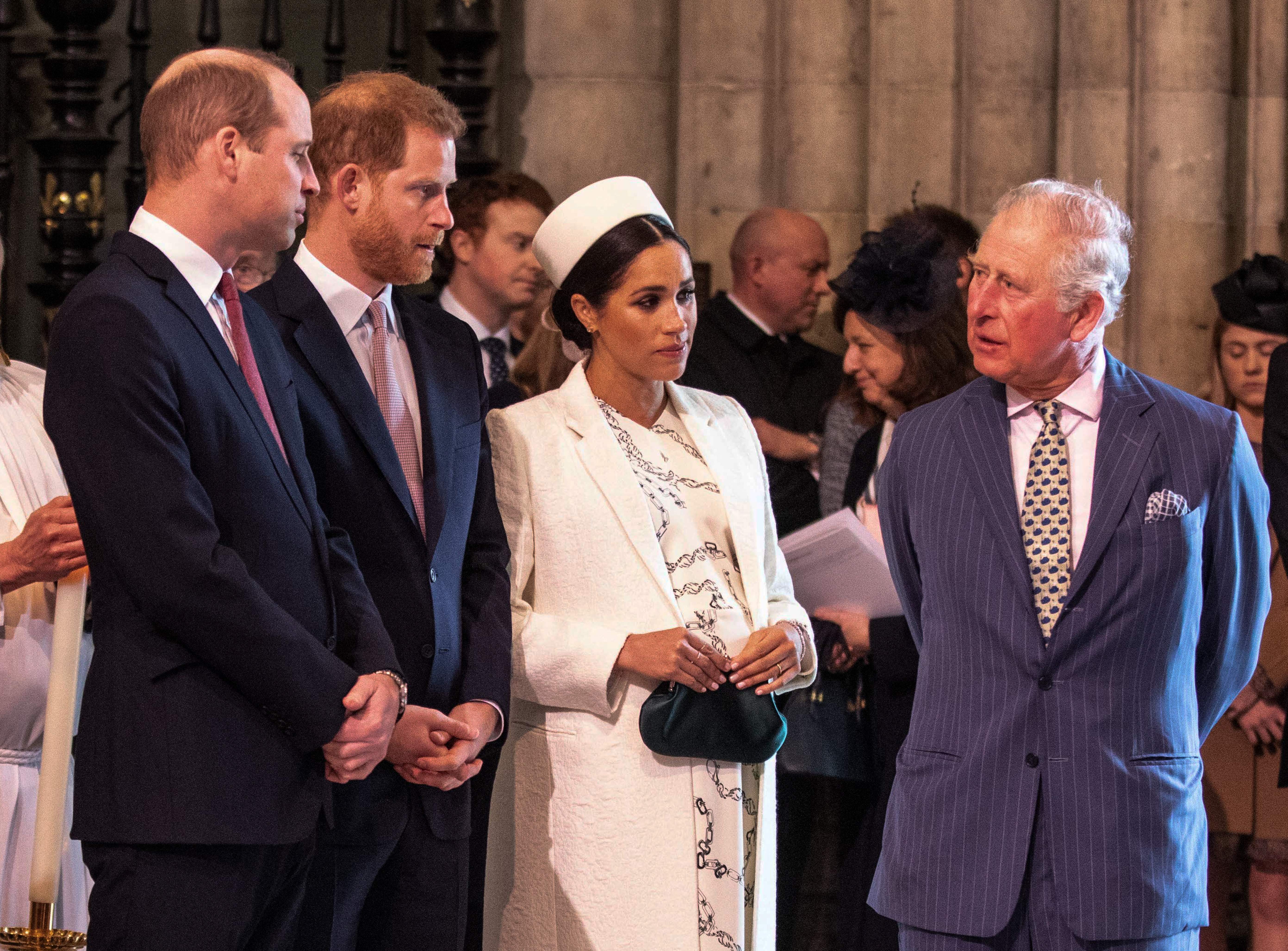 Meghan, duquesa de Sussex, habla con el príncipe Charles, príncipe de Gales, mientras el príncipe William, duque de Cambridge, habla con el príncipe Harry, duque de Sussex, en el servicio del Día de la Commonwealth en Londres el 11 de marzo de 2019. | Fuente: Getty Images
