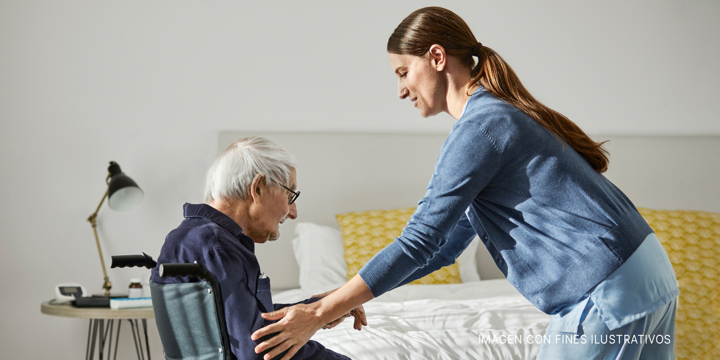 Enfermera cuidando a un anciano. | Foto: Getty Images