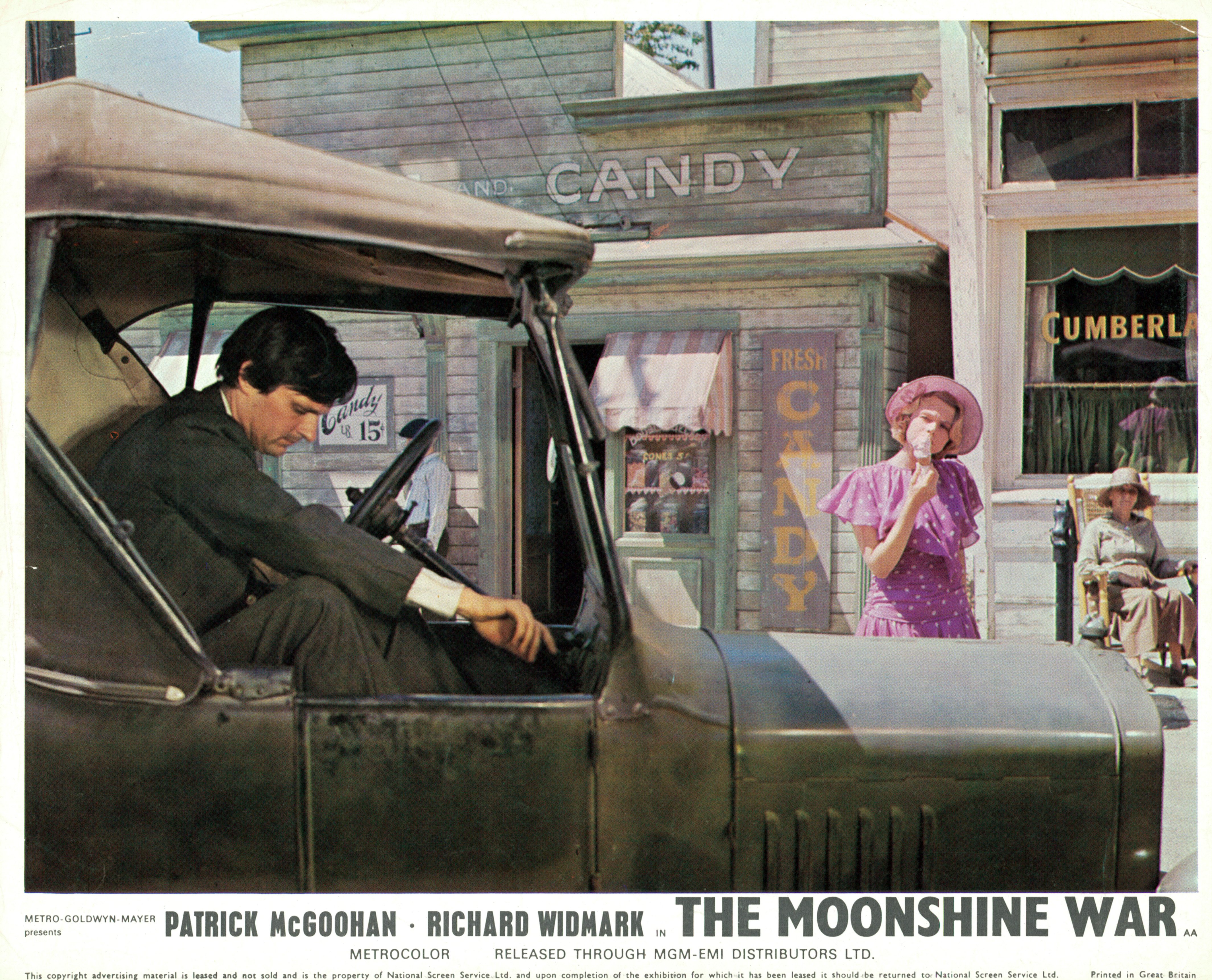 Alan Alda en una escena de la película "The Moonshine War", 1970. | Foto: Getty Images