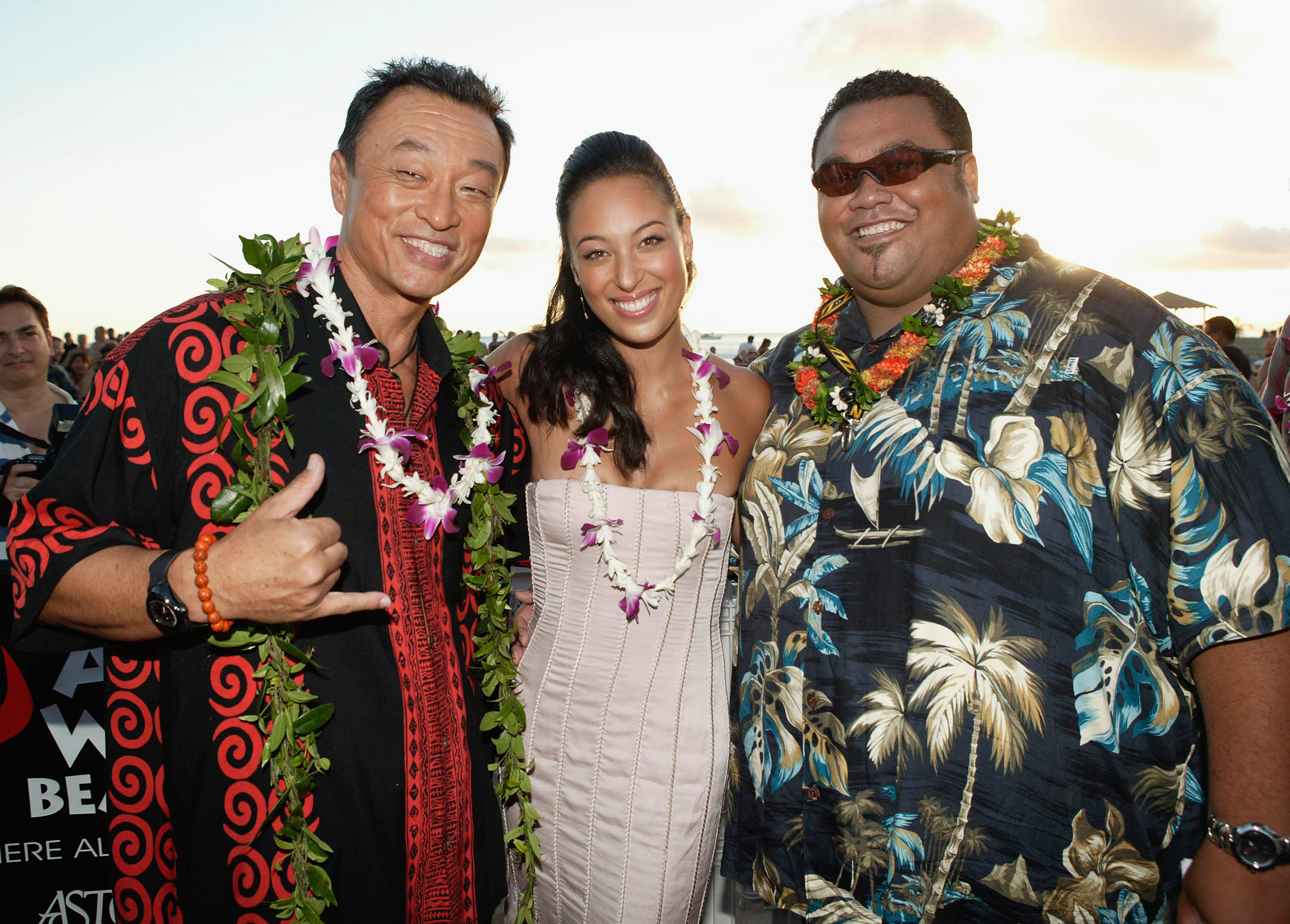 Cary-Hiroyuki Tagawa, Aya Sumika y Peter Navy Tuiasosopo asisten al estreno mundial del nuevo drama policial de la NBC "Hawaii" en Queen's Surf Beach el 29 de agosto de 2004 en Waikiki, Hawaii. | Fuente: Getty Images