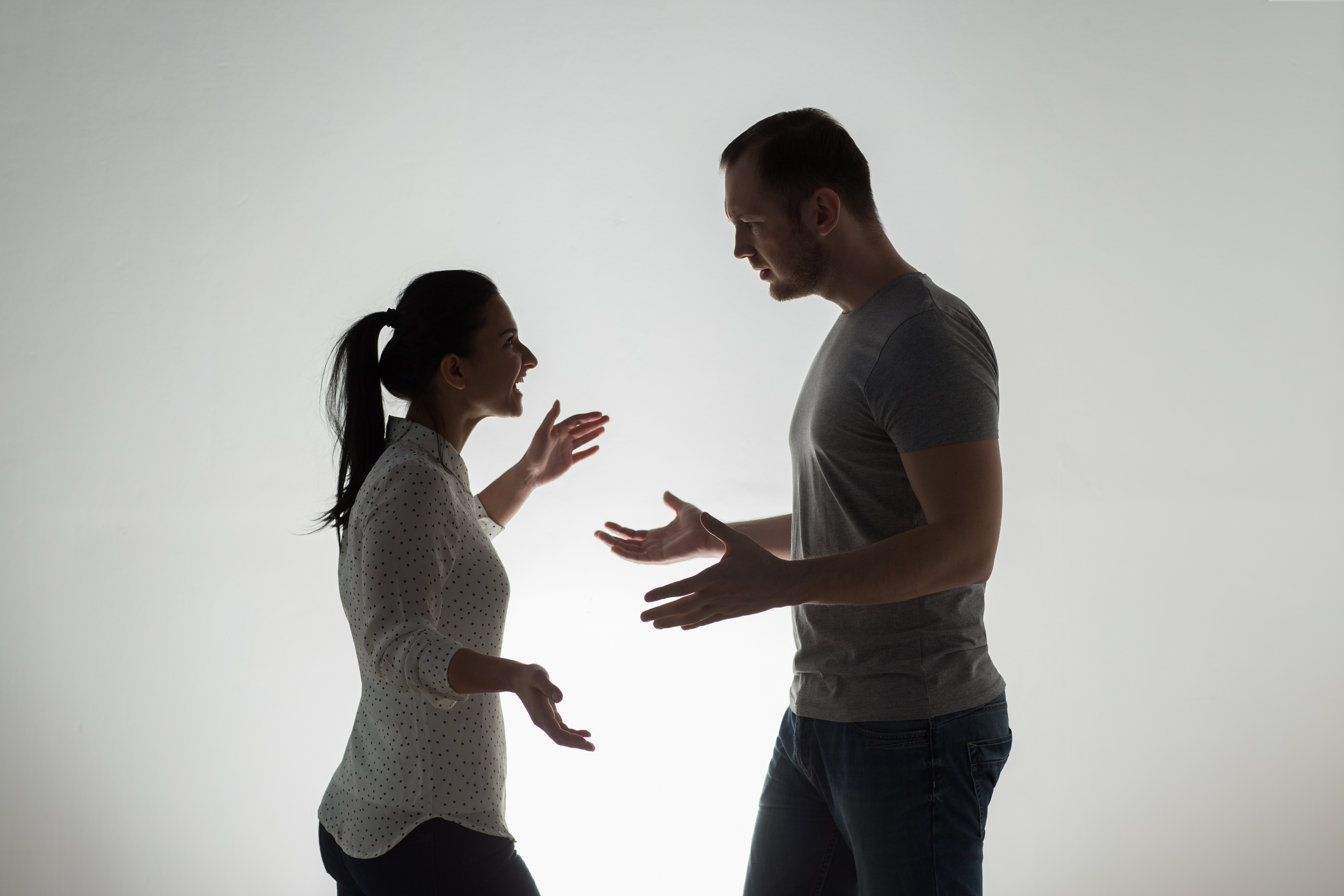 Pareja silueteada discutiendo | Foto: Shutterstock