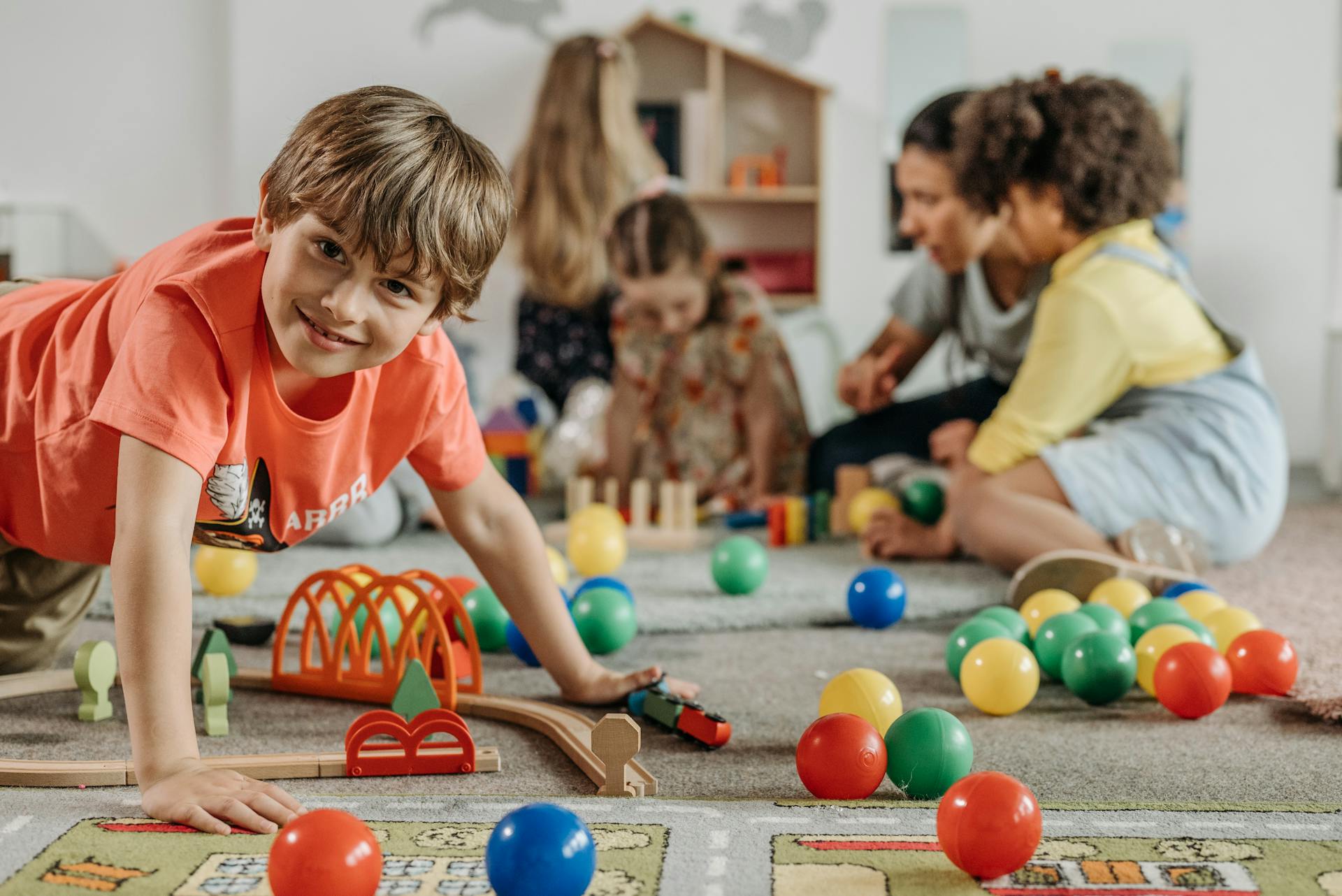 Bambini che giocano sul pavimento | Fonte: Pexels