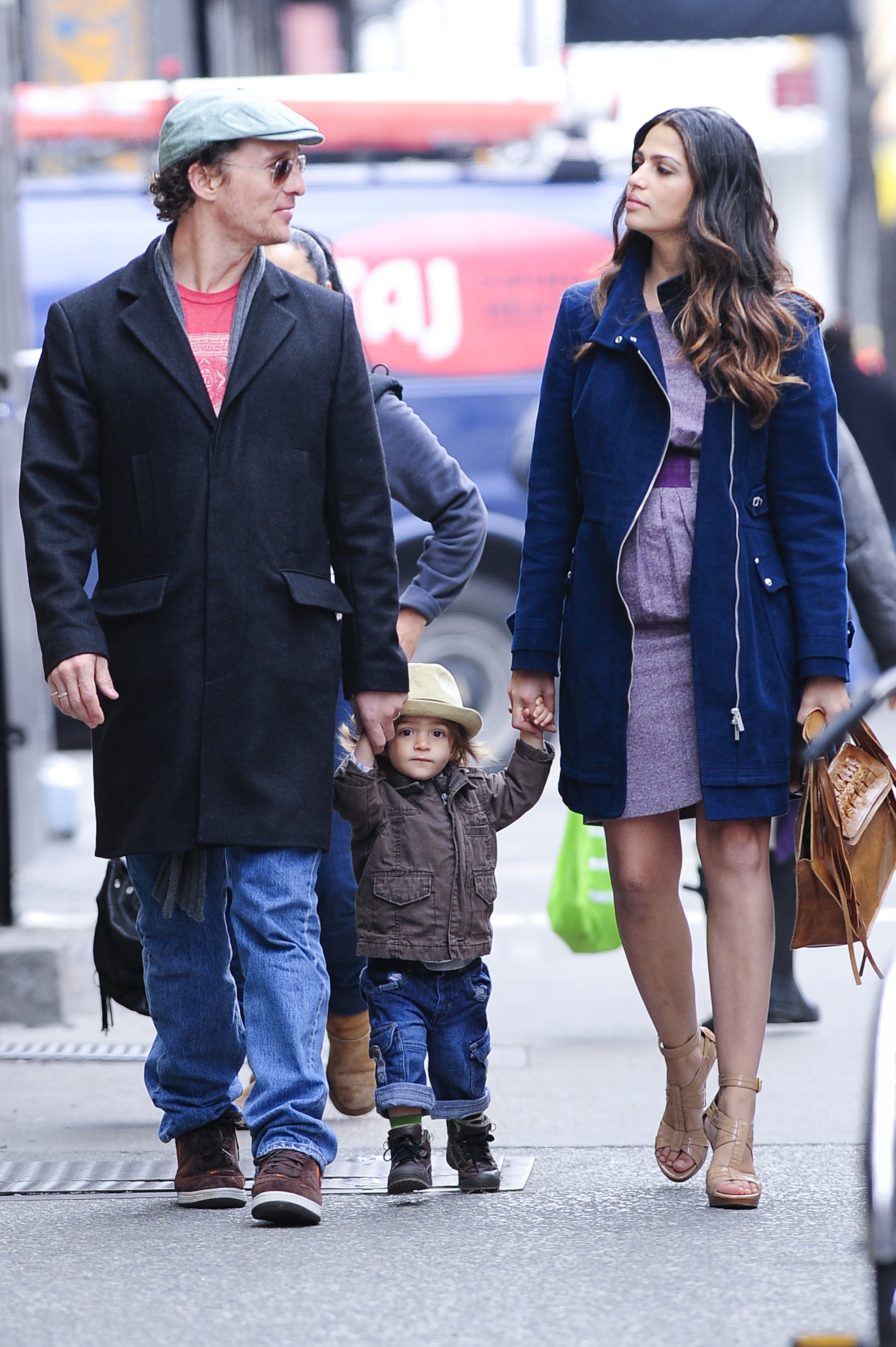 Matthew McConaughey, Levi McConaughey y Camila Alves pasean por el Soho de Nueva York, el 11 de marzo de 2010. | Fuente: Getty Images