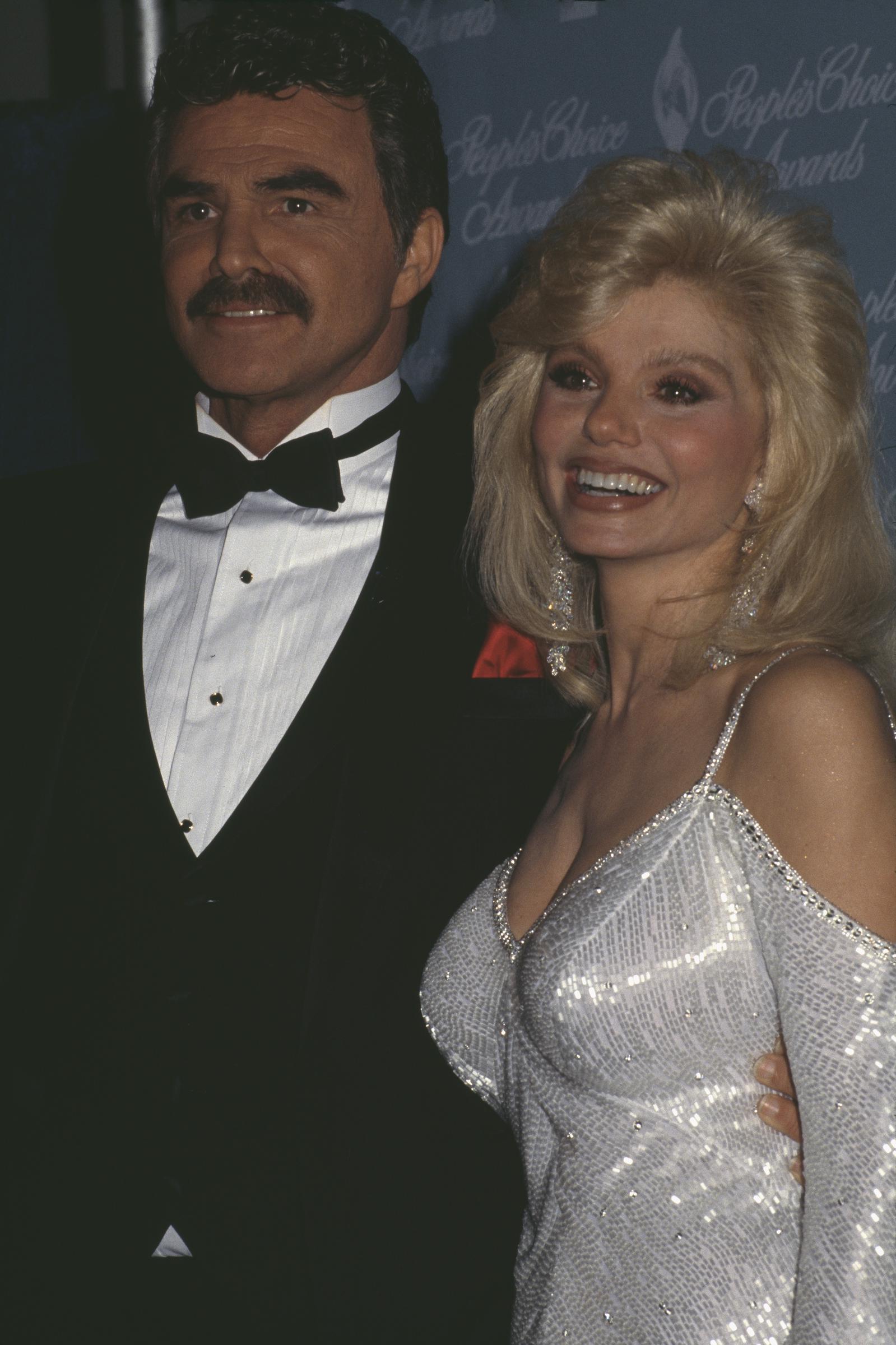 Burt Reynolds y Loni Anderson asisten a la 17ª edición de los People's Choice Awards en los estudios Paramount de Los Ángeles el 11 de marzo de 1991 | Fuente: Getty Images