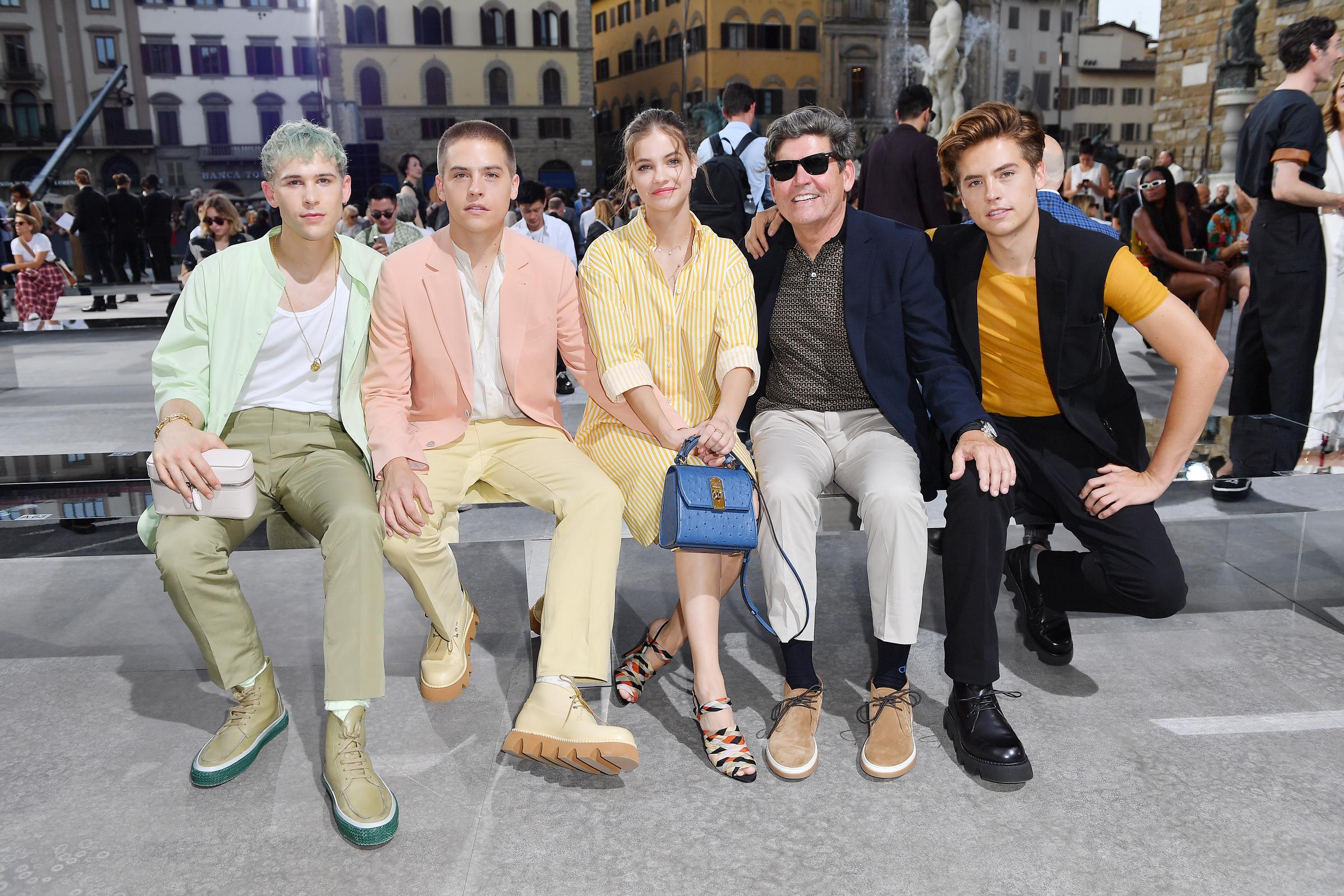 Dylan y Cole Sprouse en el desfile de Salvatore Ferragamo el 11 de junio de 2019, en Florencia, Italia. | Fuente: Getty Images