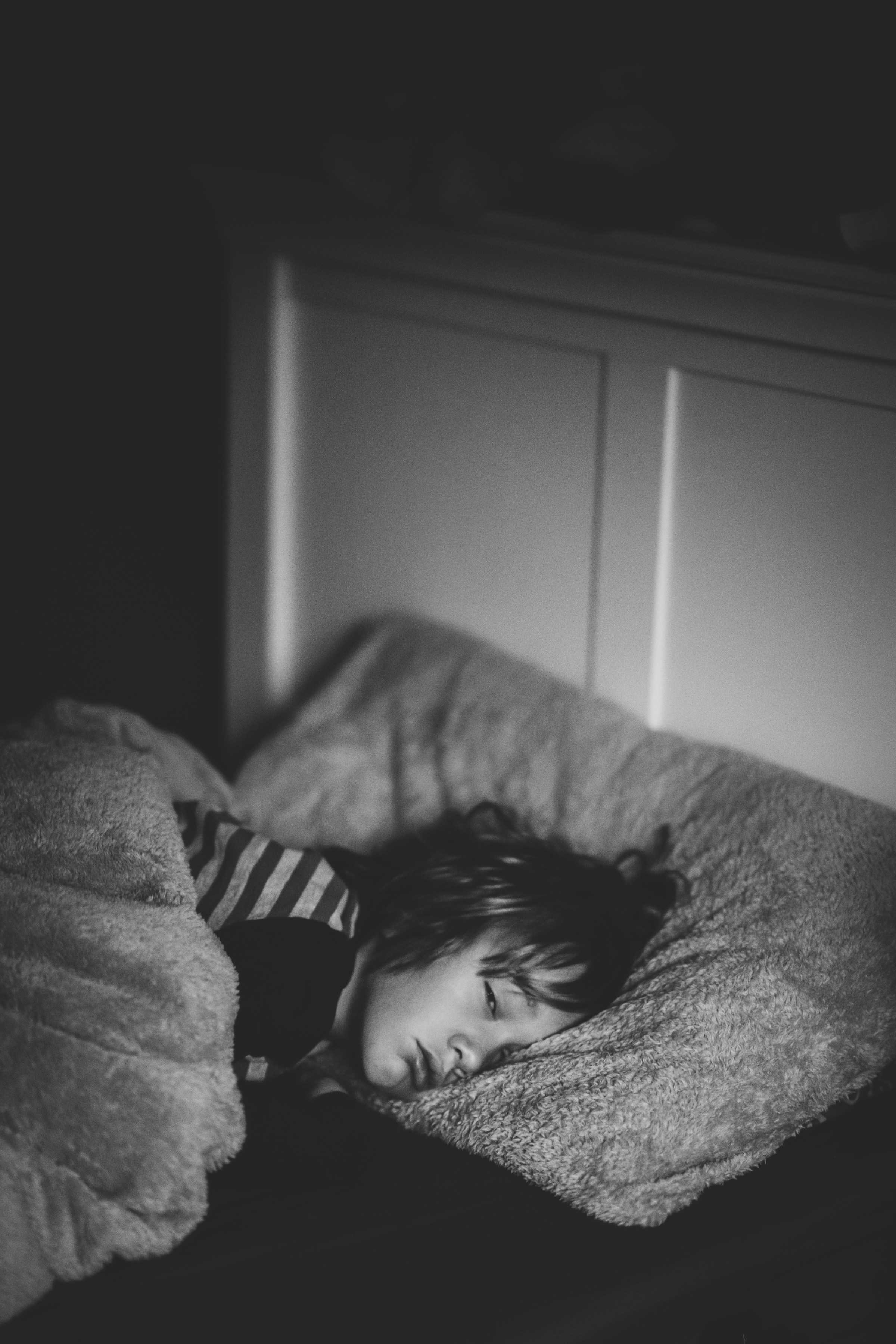 Un niño tumbado en la cama | Foto: Unsplash