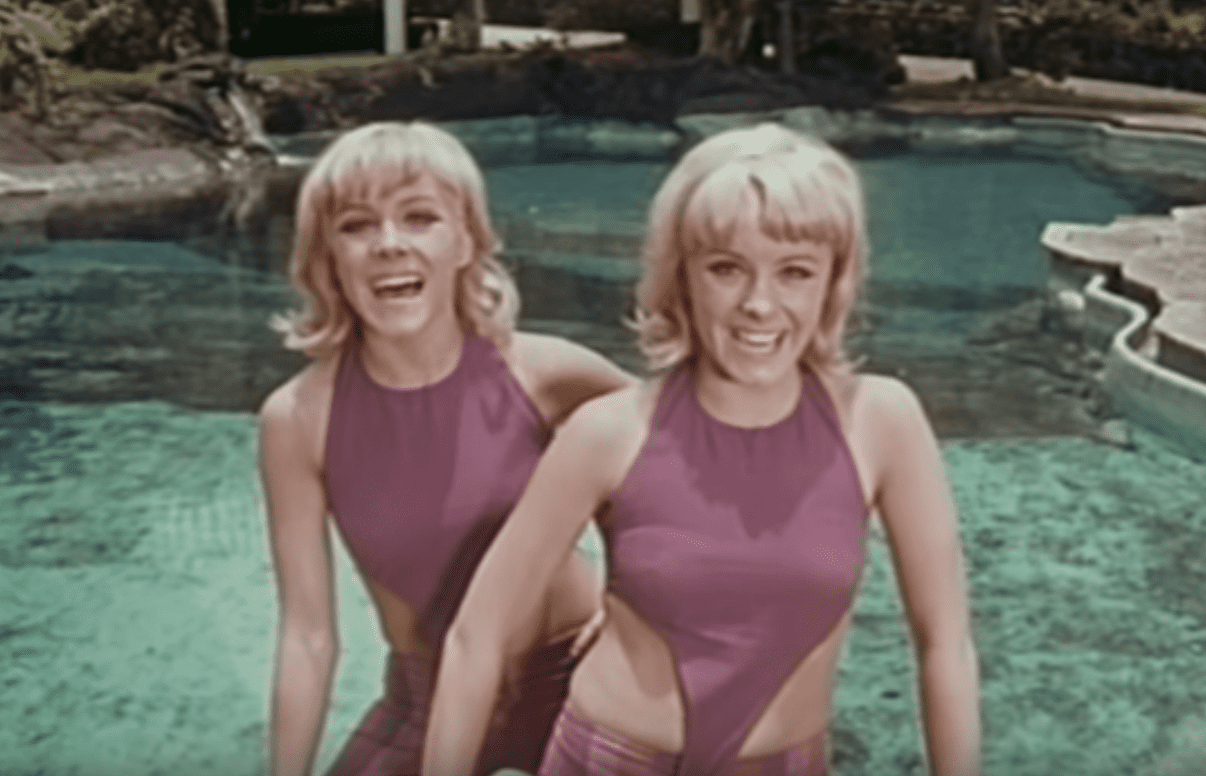 Pili y Mili, bailando en la película ‘Dos gemelas estupendas’, en 1968. │Foto: YouTube/MERCURY FILMS
