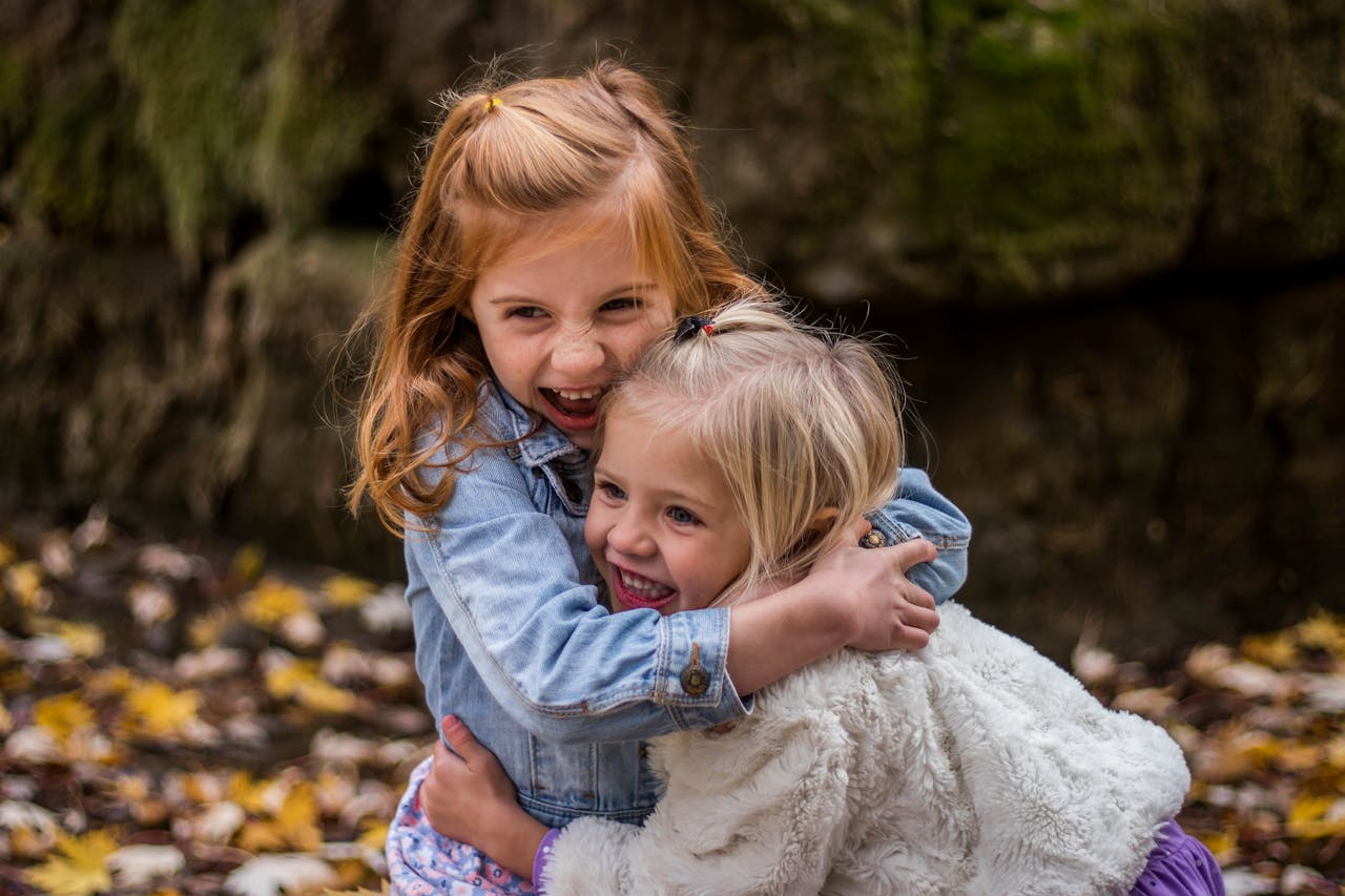 Dos niñas abrazándose | Fuente: Pexels