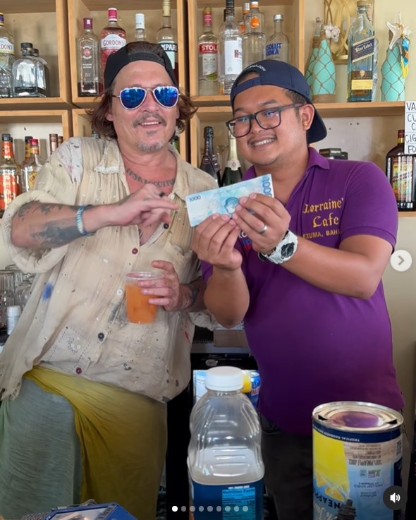 Johnny Depp y @killerbartender en Lorraine's Cafe &amp; High Tide en Exuma, Bahamas, el 30 de agosto de 3034 | Fuente: Instagram/killerbartender