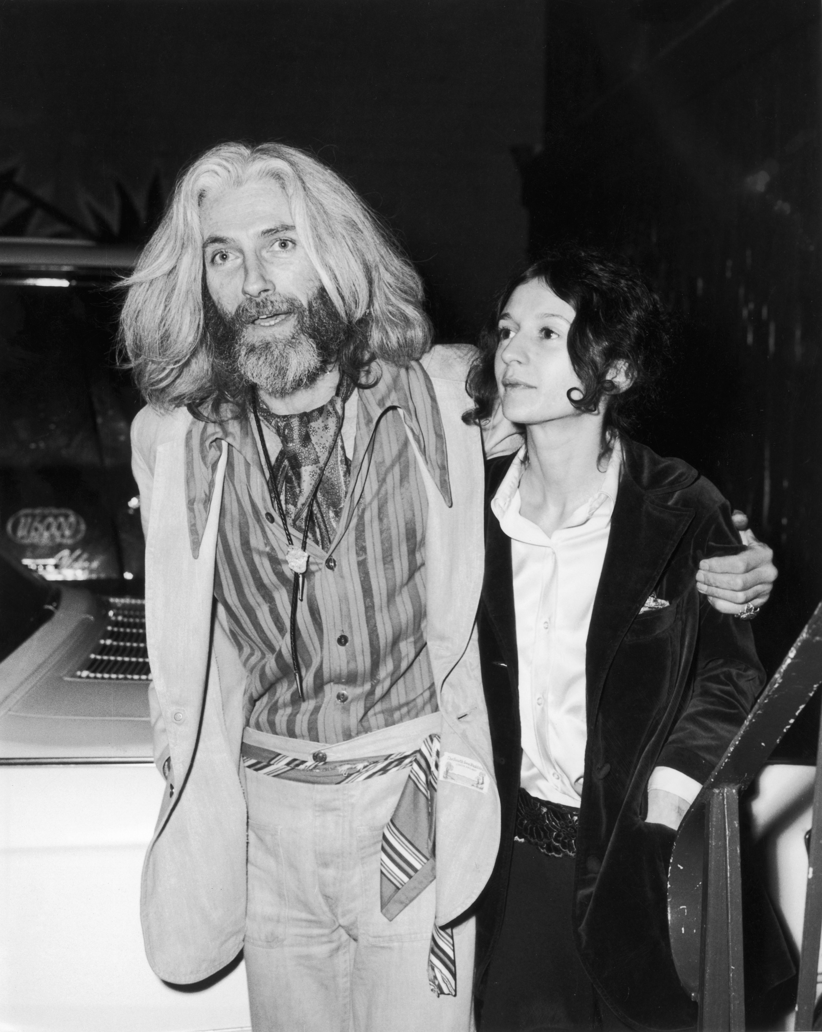 John Drew Barrymore e Ildiko Jaid Mako en un concierto de David Carradine y Barbara Hershey Seagull en West Hollywood, California, el 1 de diciembre de 1973. | Foto: Getty Images