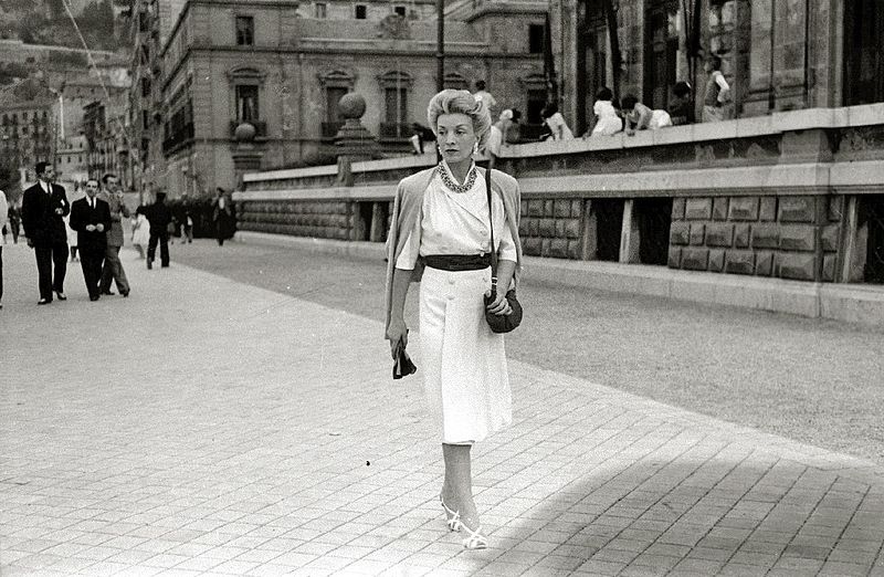 Conchita Montenegro, famosa actriz española, caminando por las calles de San Sebastián (Guipúzcoa). Año 1940. | Imagen: Wikimedia Commons