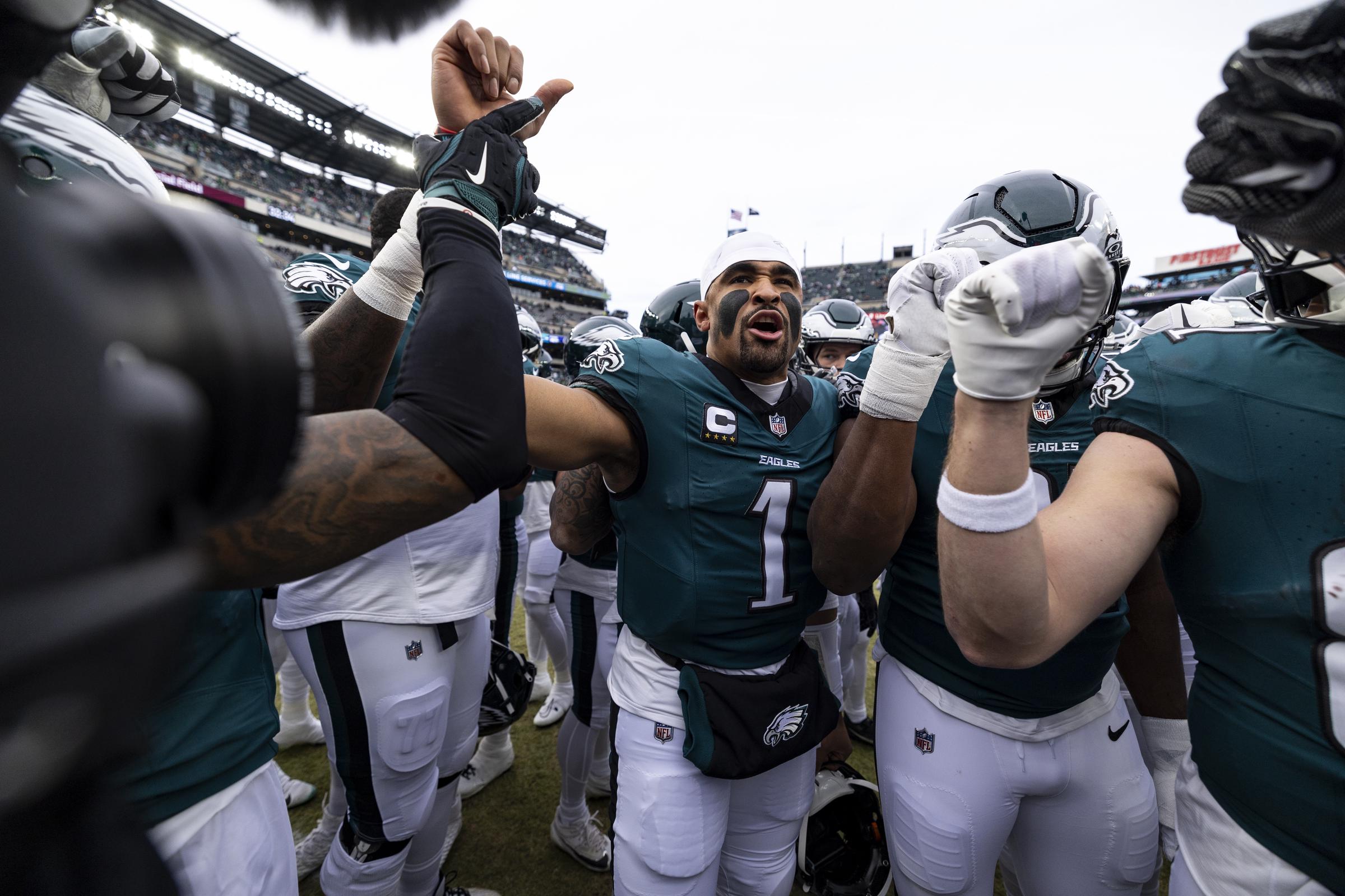 Jalen Hurts dirige a los Philadelphia Eagles en un círculo de equipo antes del partido. | Fuente: Getty Images