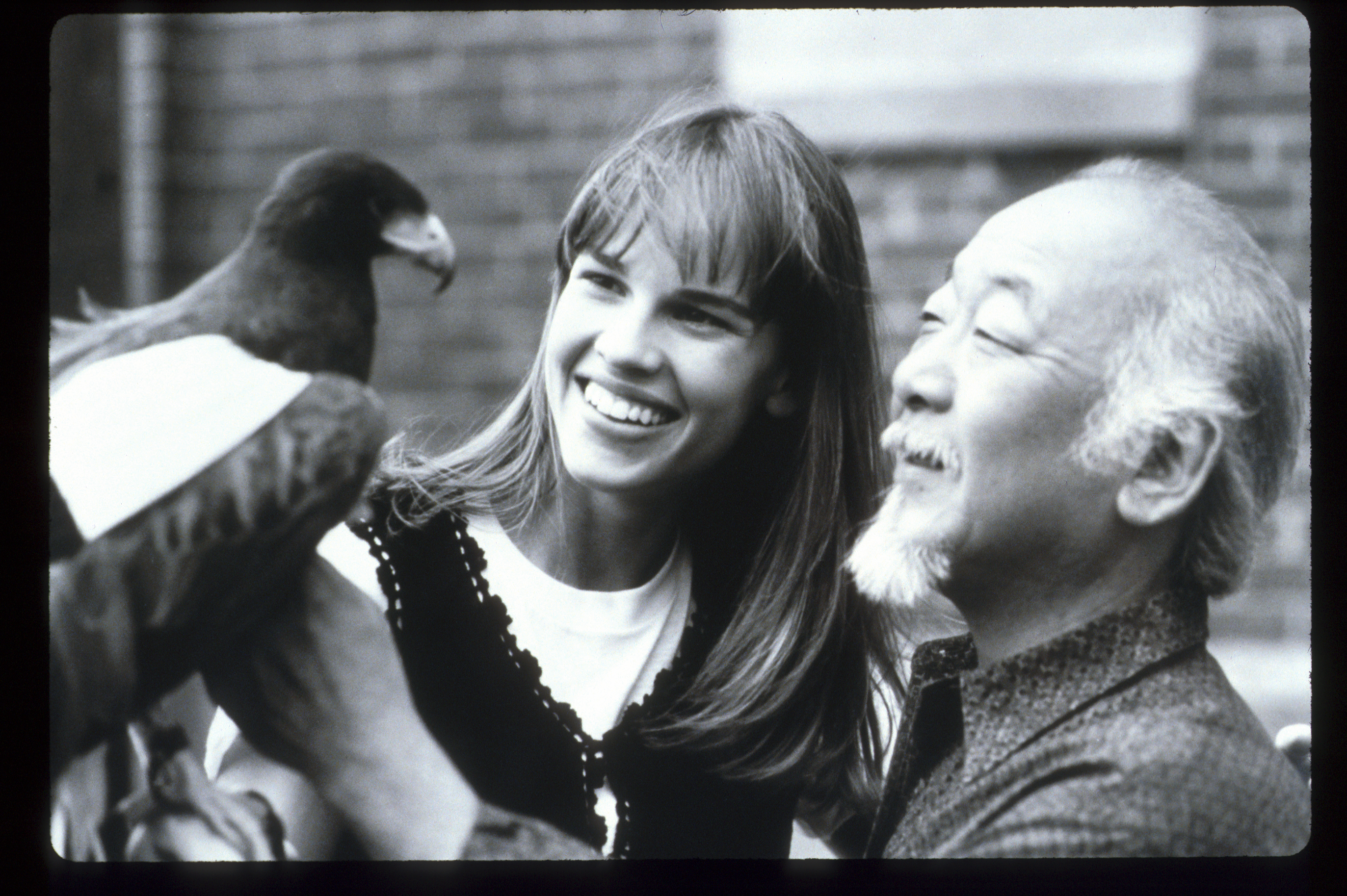 La actriz y Pat Morita durante el rodaje de "The Next Karate Kid" en 1994 | Fuente: Getty Images