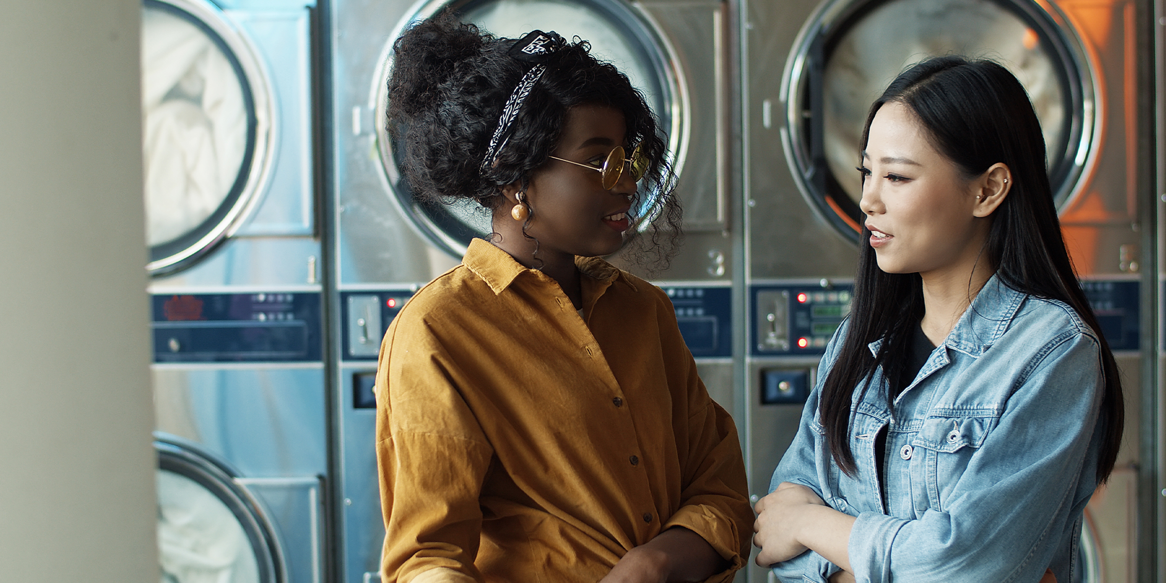Dos mujeres en una lavandería | Fuente: Shutterstock